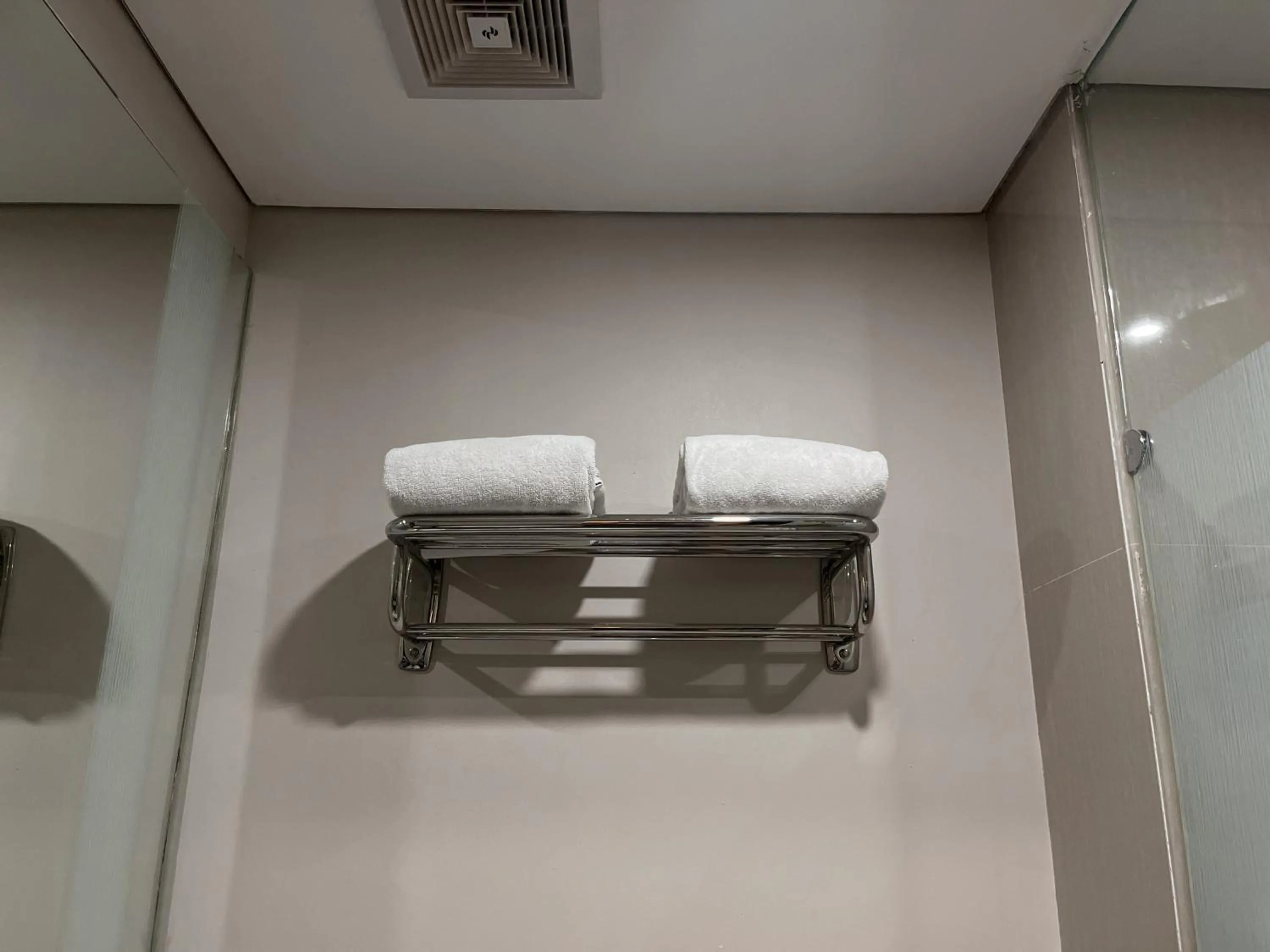 Toilet in Verse Lite Hotel Gajah Mada