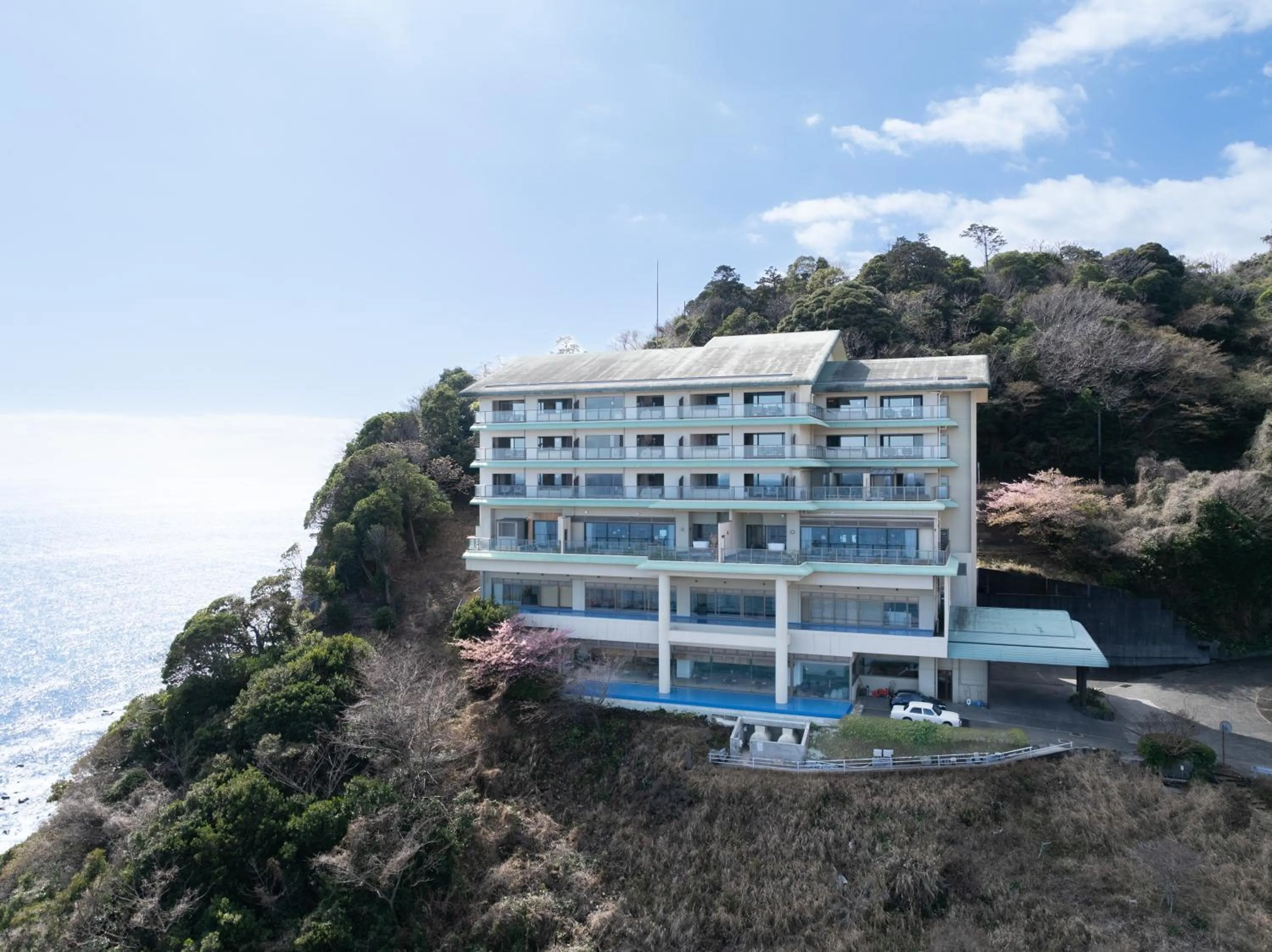 Property building in IZU RETREAT by Onko Chishin