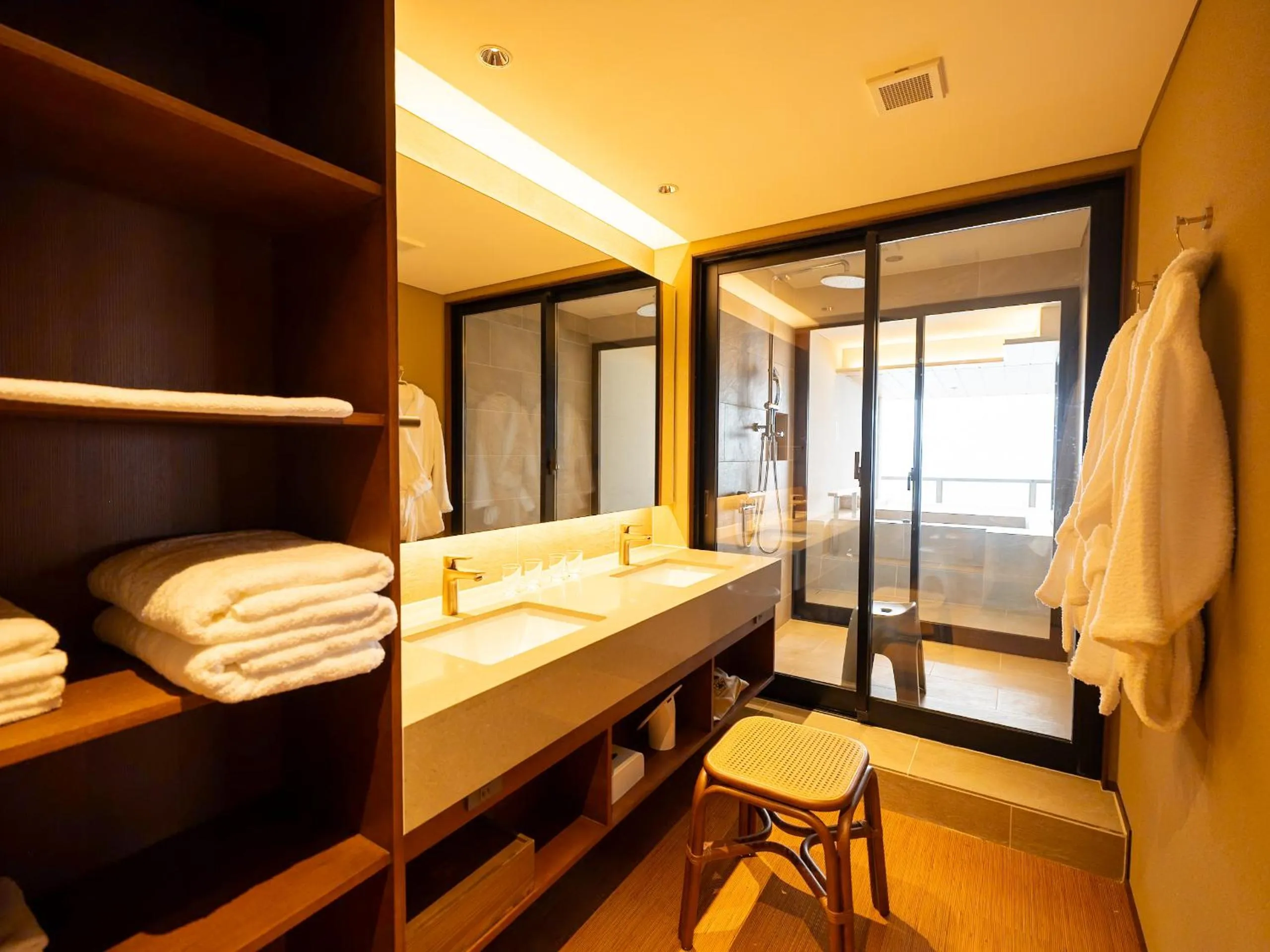 Bathroom, Bed in IZU RETREAT by Onko Chishin