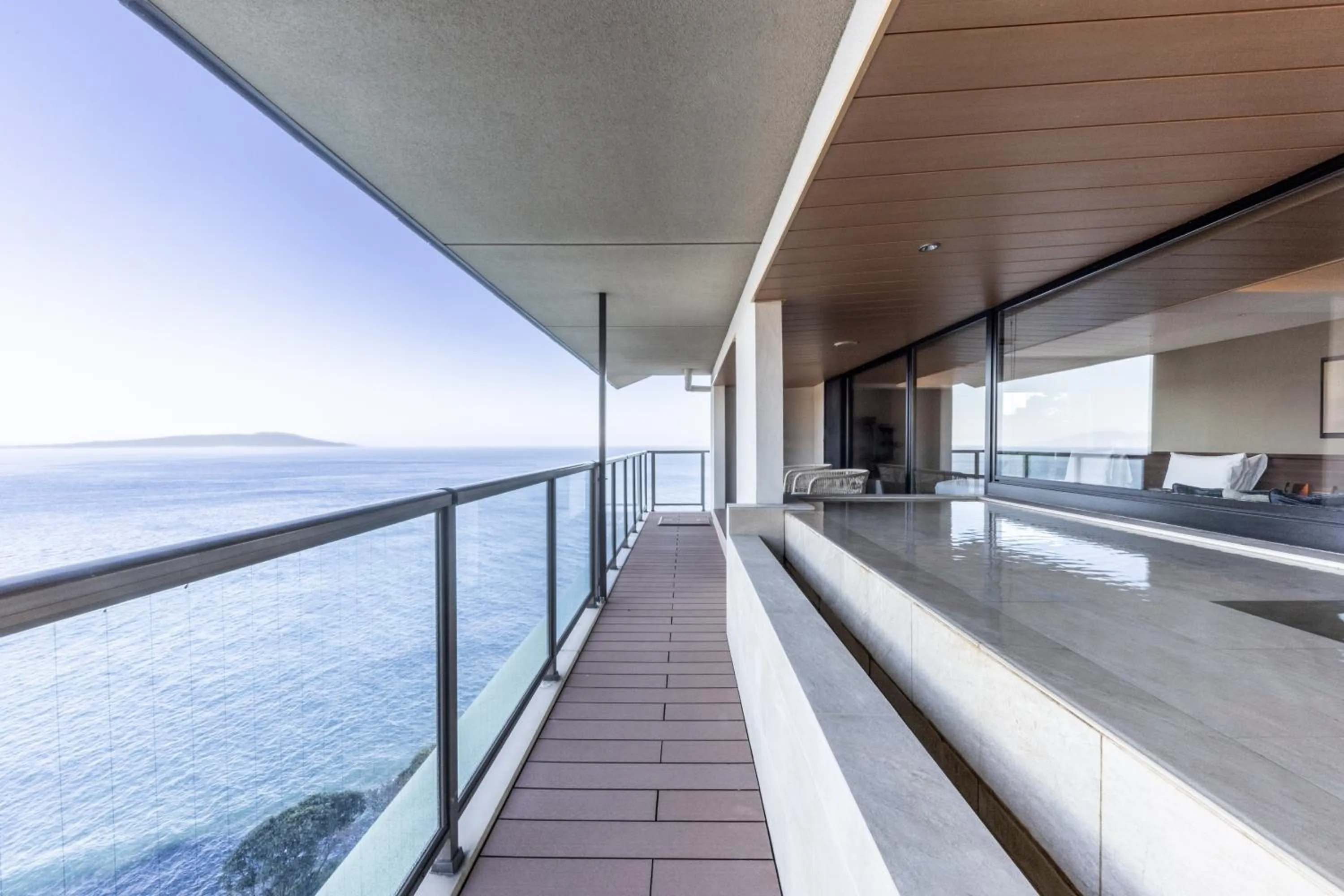 Balcony/Terrace in IZU RETREAT by Onko Chishin