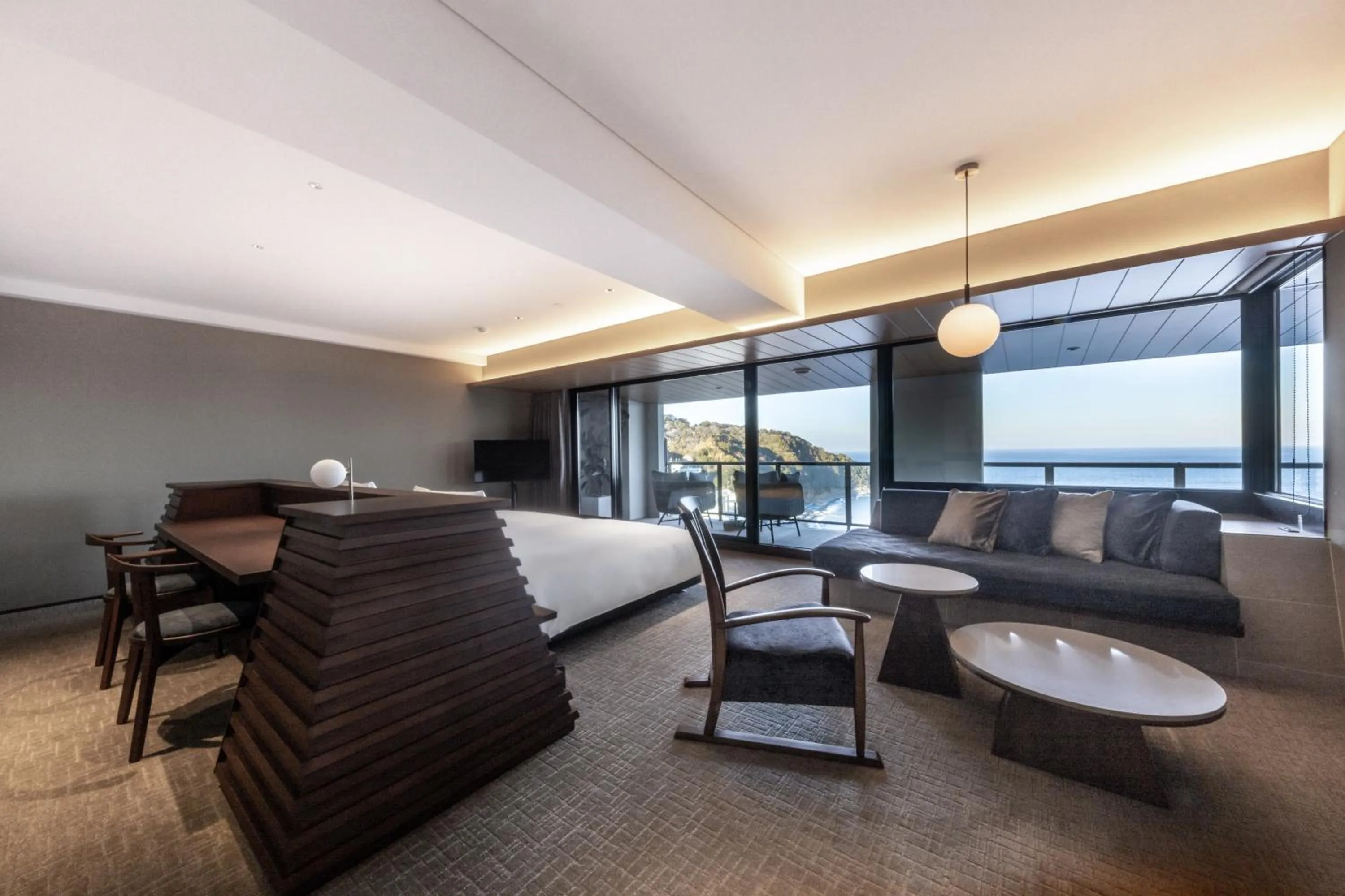 Photo of the whole room in IZU RETREAT by Onko Chishin