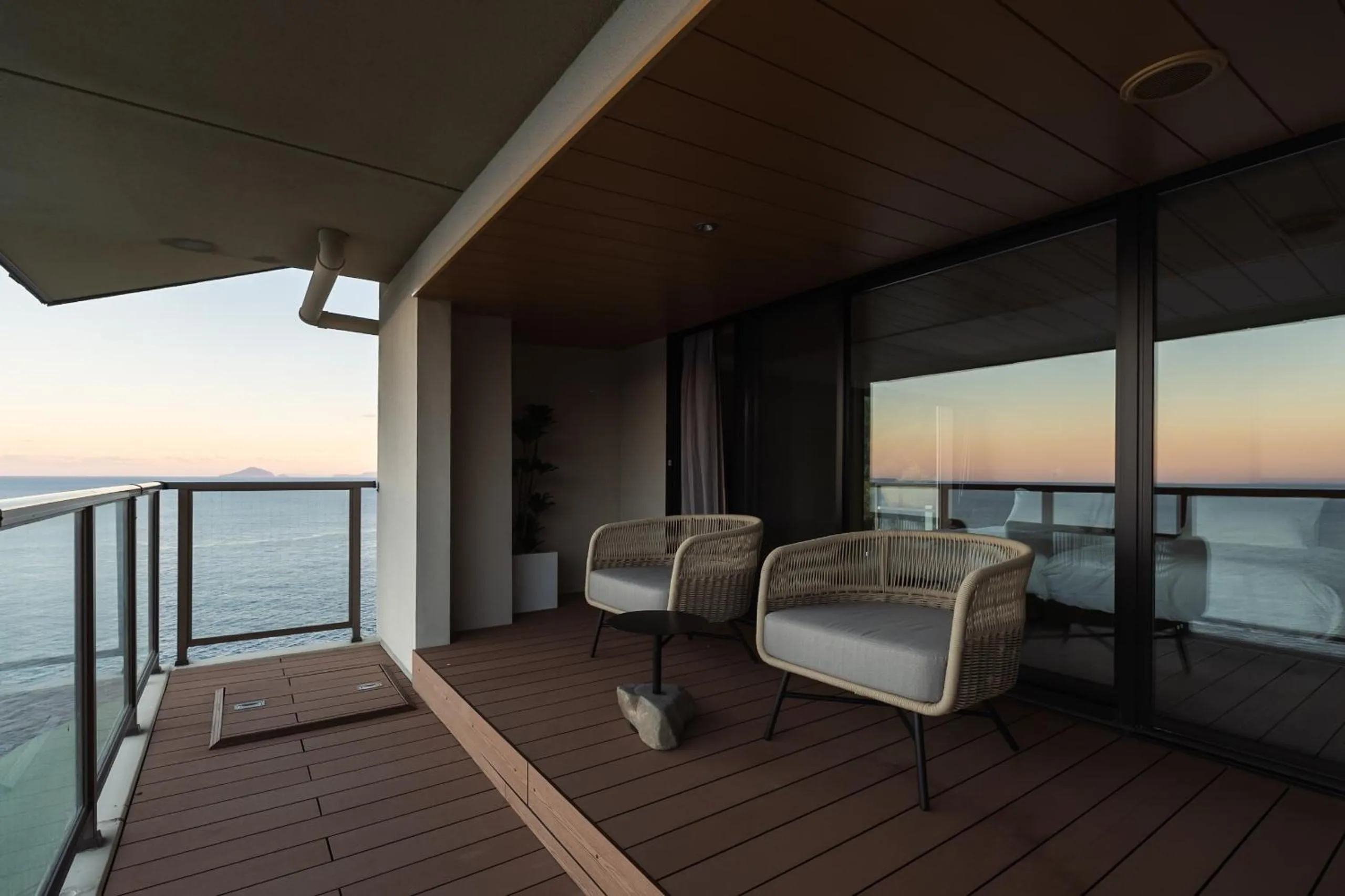 Balcony/Terrace in IZU RETREAT by Onko Chishin