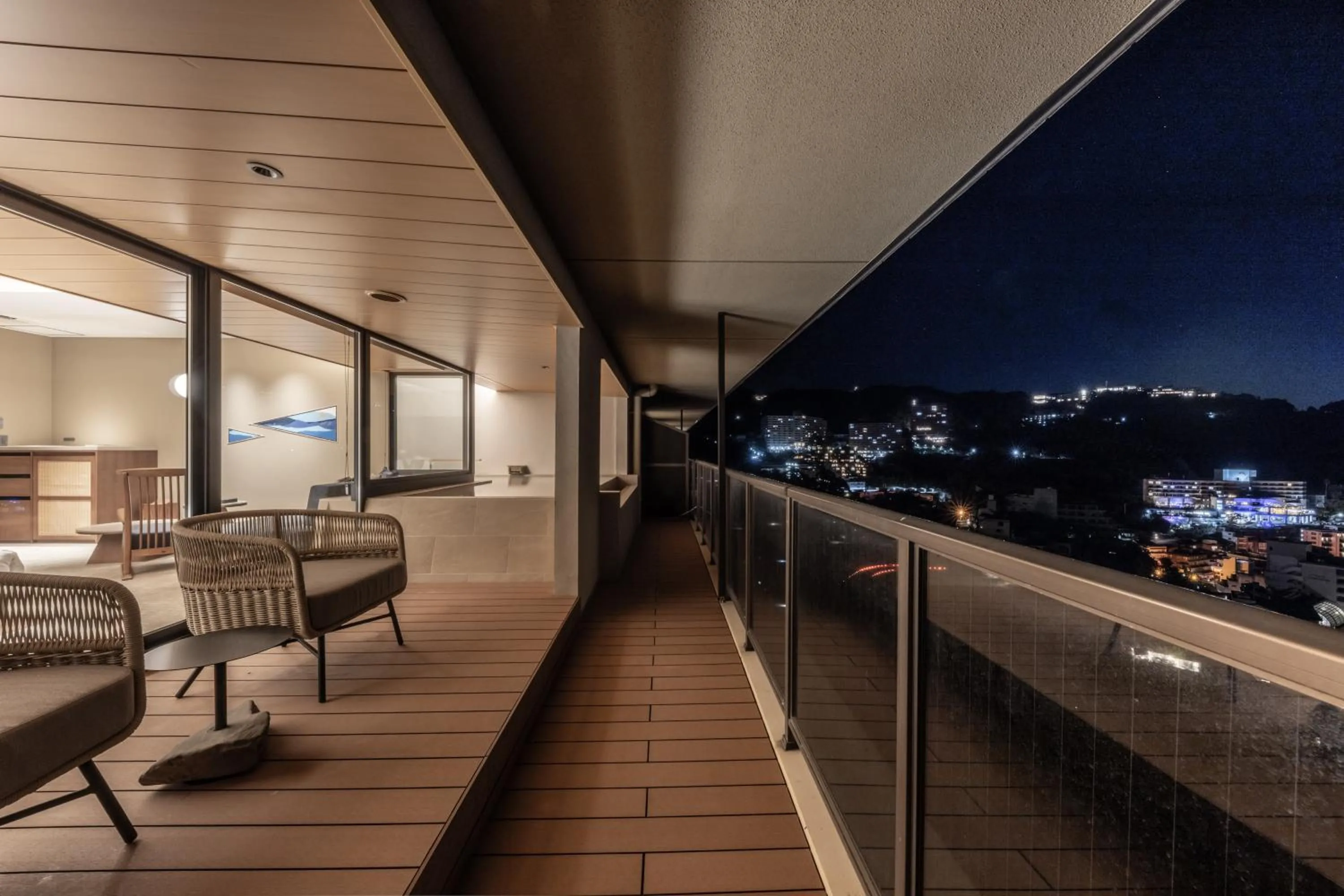 Balcony/Terrace in IZU RETREAT by Onko Chishin