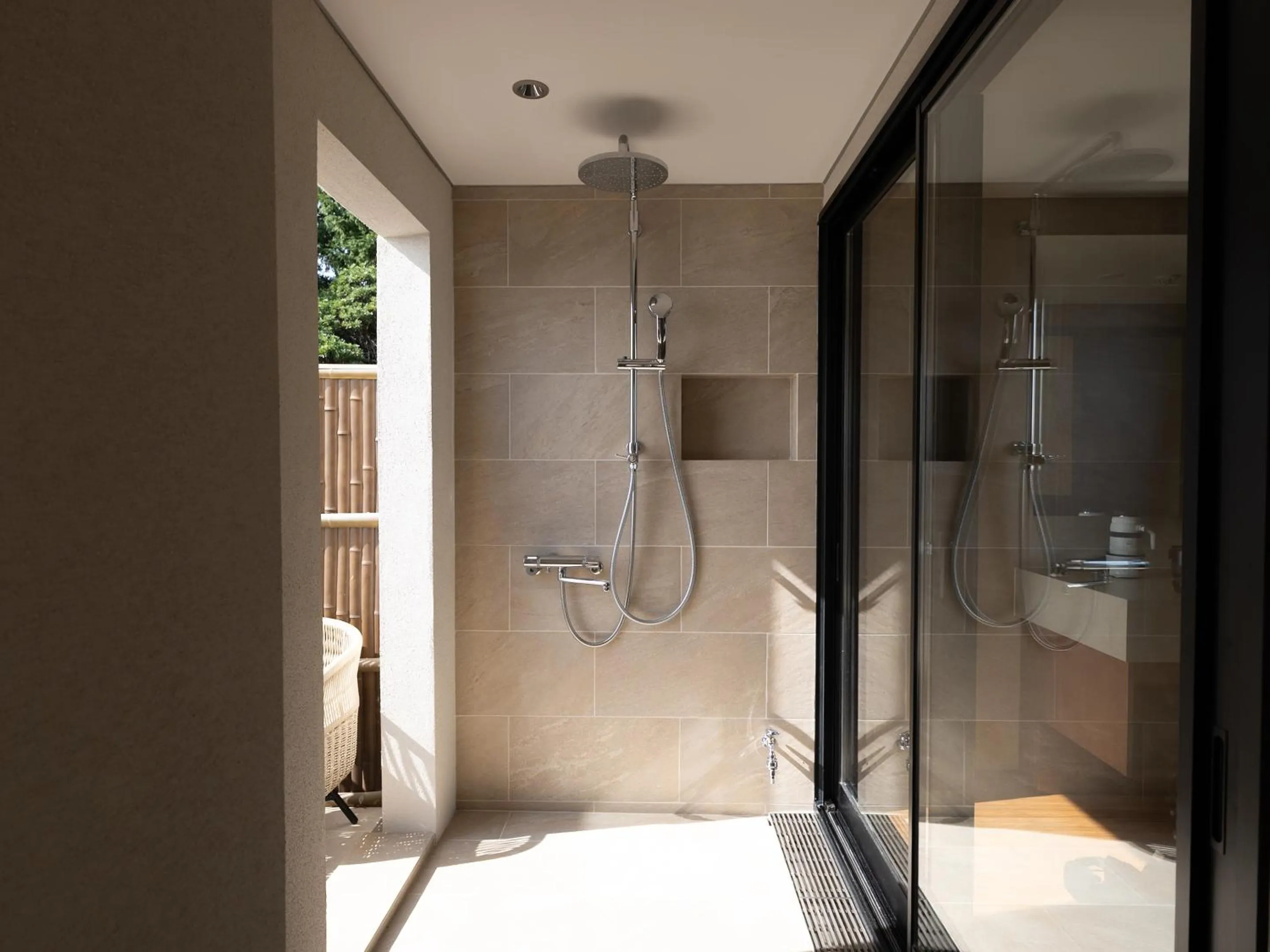 Shower in IZU RETREAT by Onko Chishin