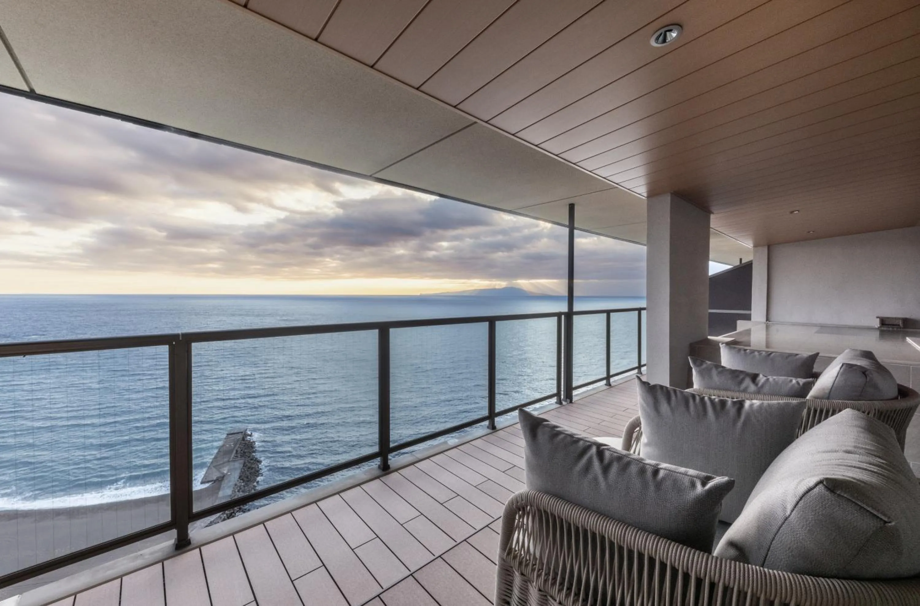 Balcony/Terrace in IZU RETREAT by Onko Chishin