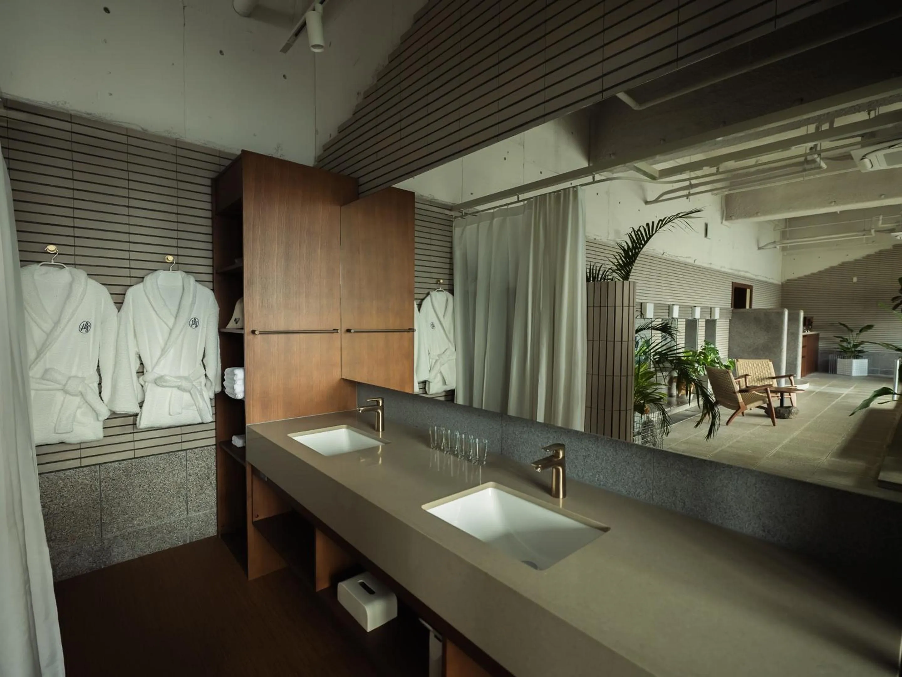 Photo of the whole room in IZU RETREAT by Onko Chishin