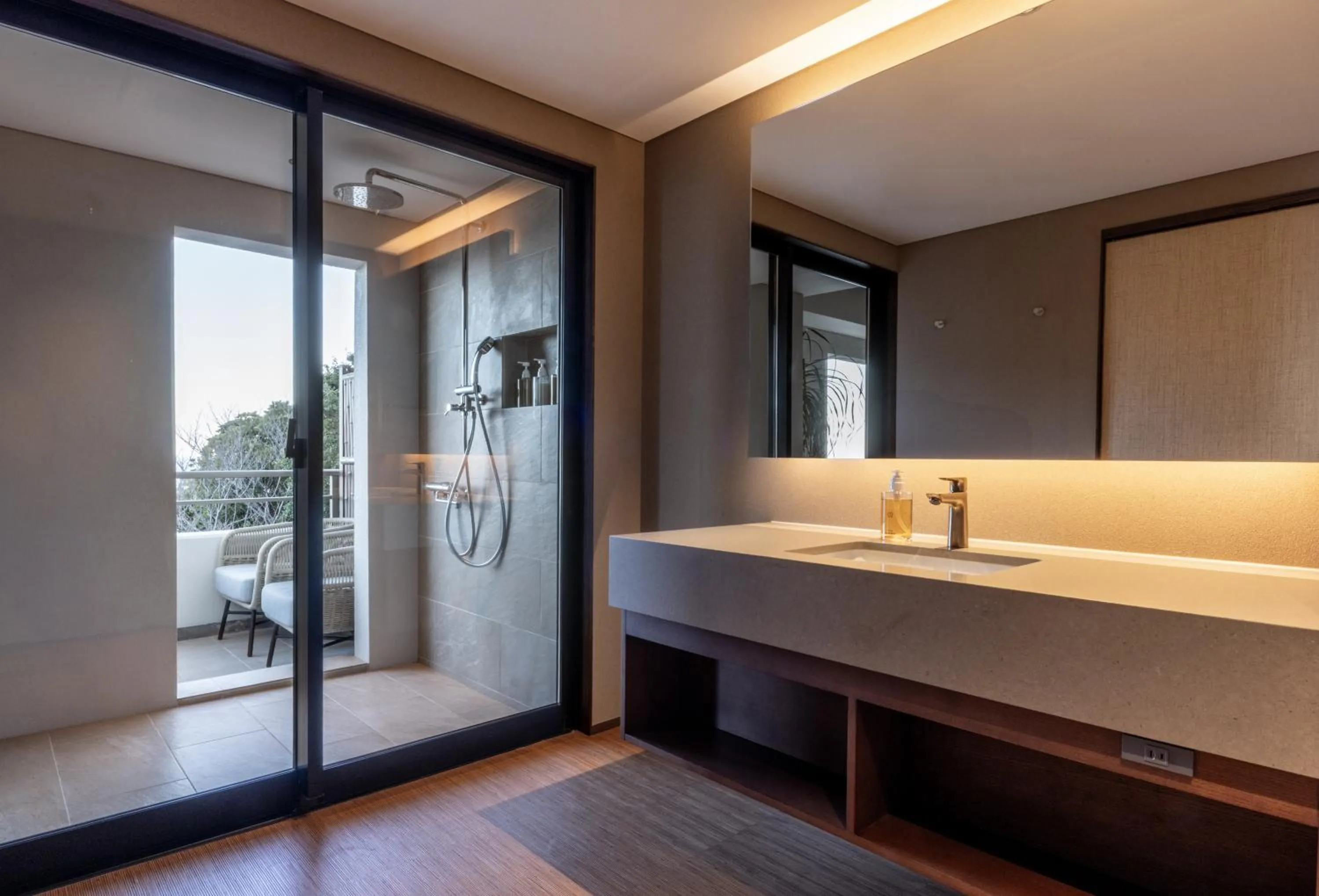 Shower in IZU RETREAT by Onko Chishin