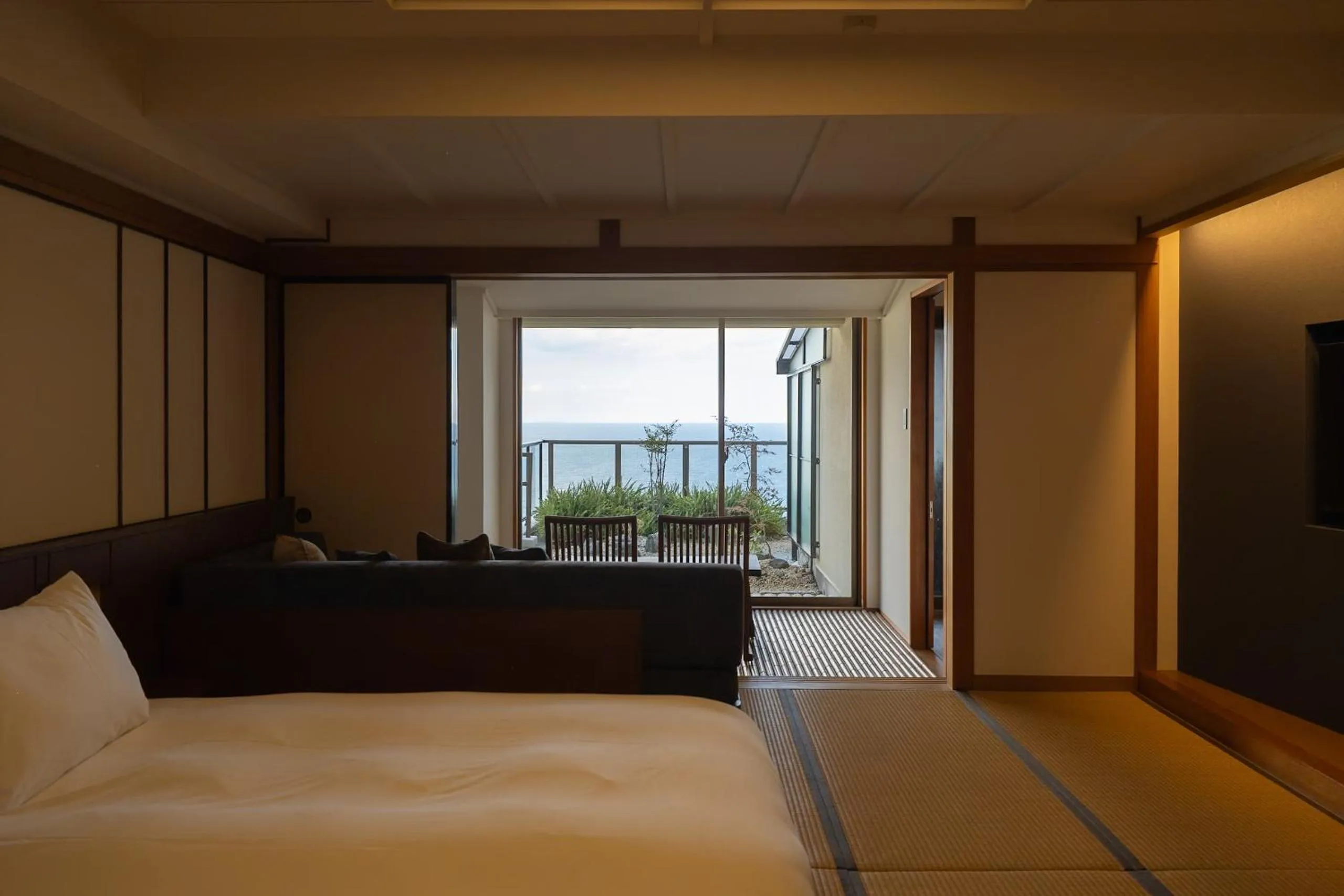 Natural landscape, Bed in IZU RETREAT by Onko Chishin