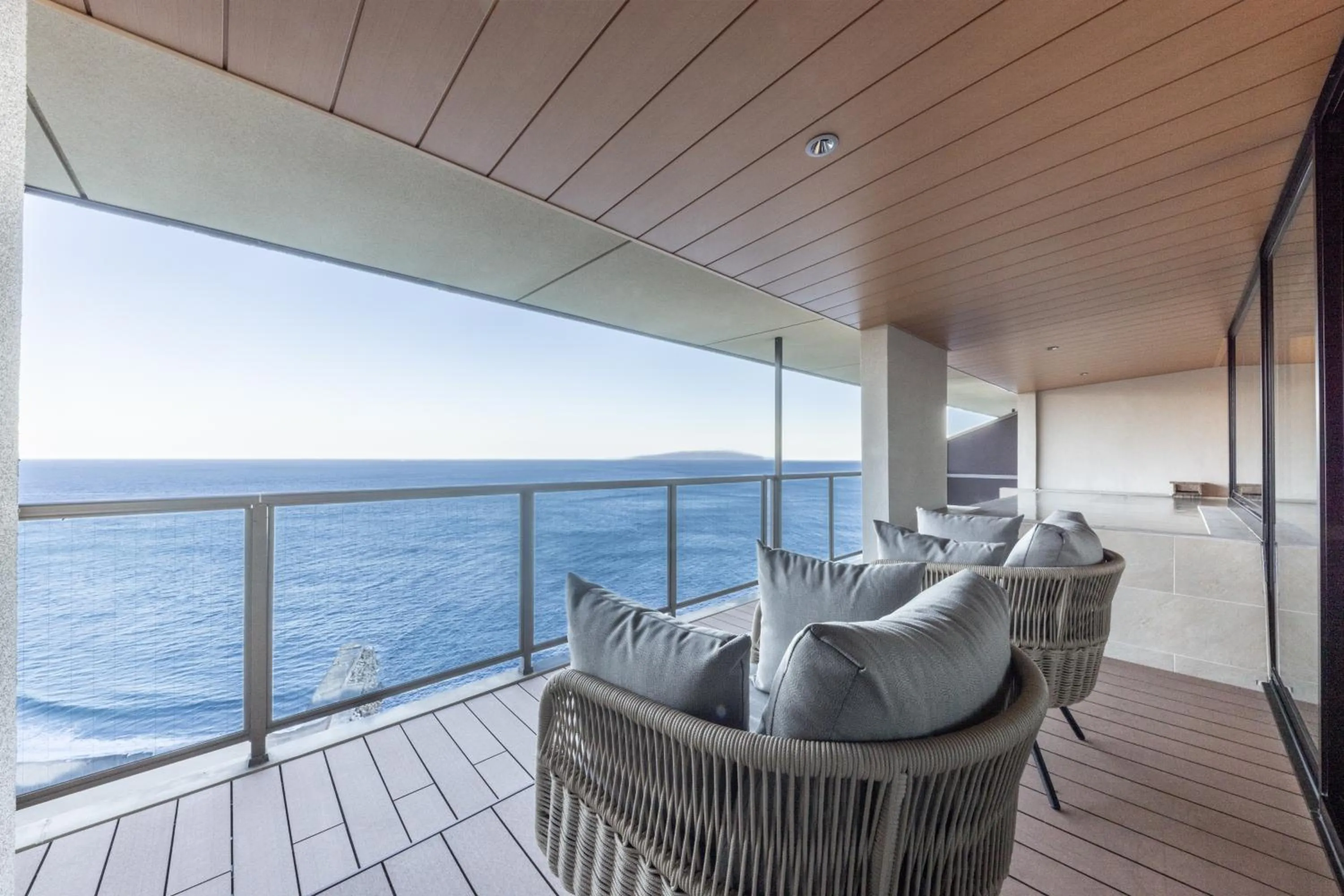 Balcony/Terrace in IZU RETREAT by Onko Chishin