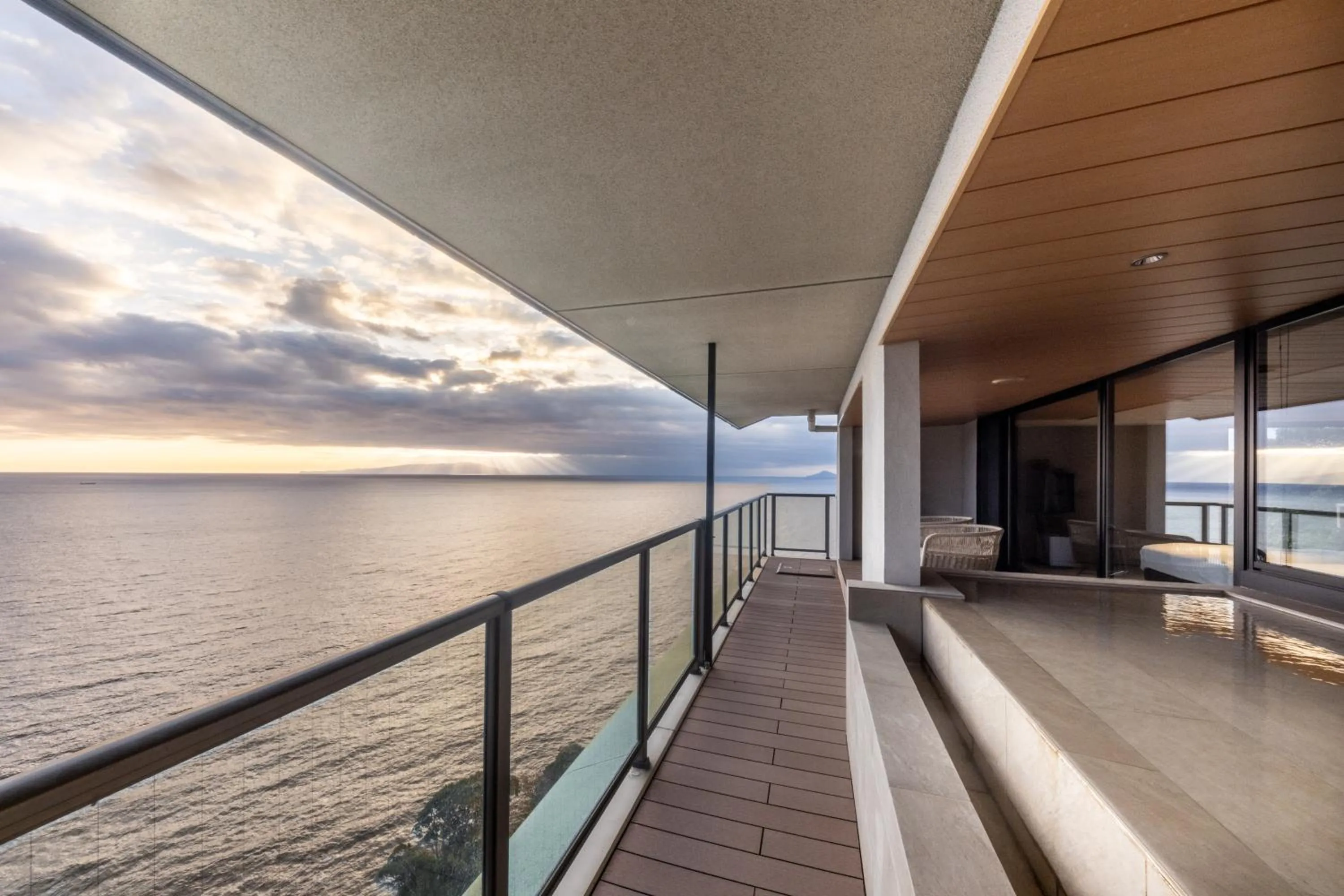 Balcony/Terrace in IZU RETREAT by Onko Chishin