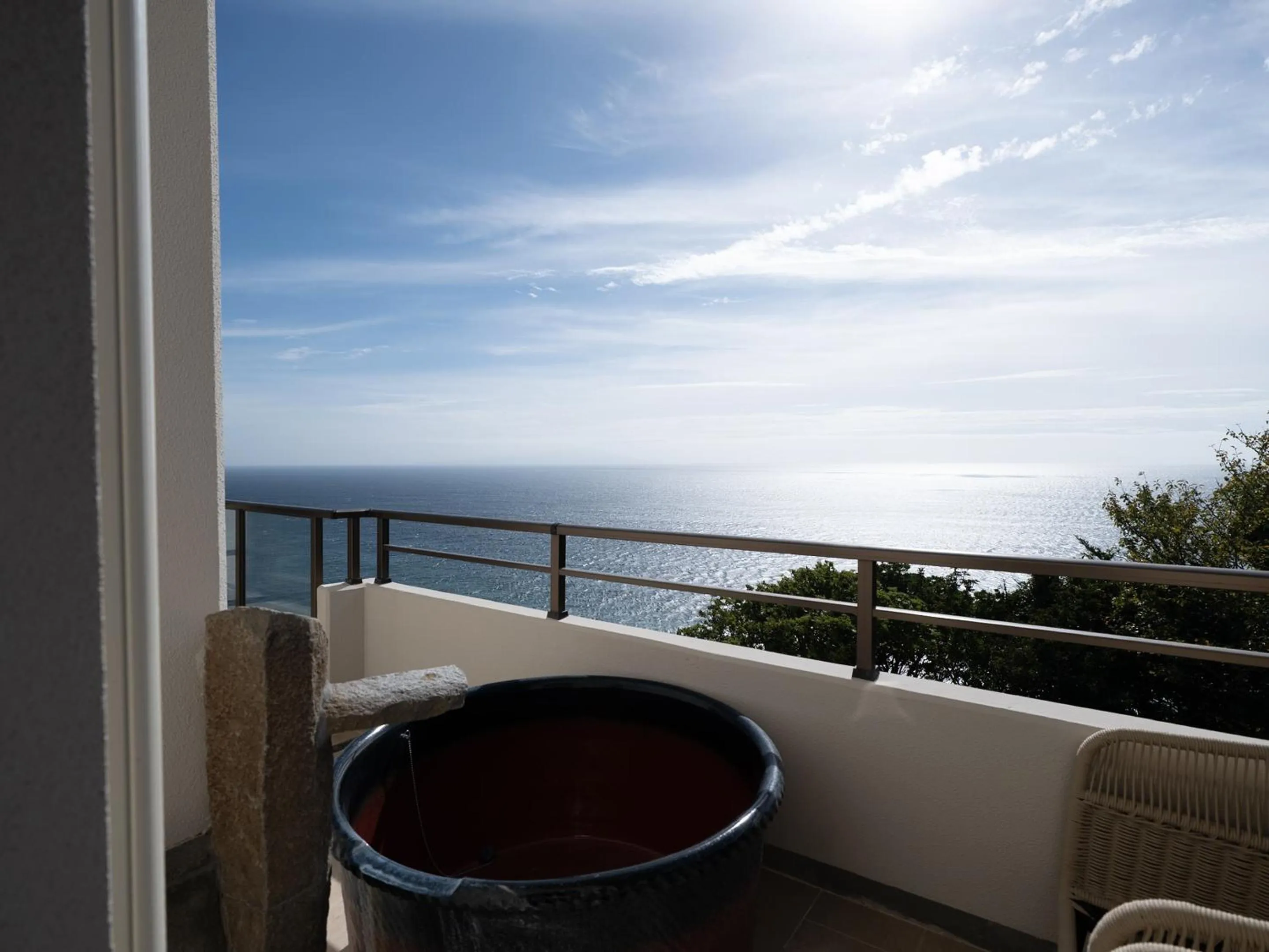 Balcony/Terrace in IZU RETREAT by Onko Chishin