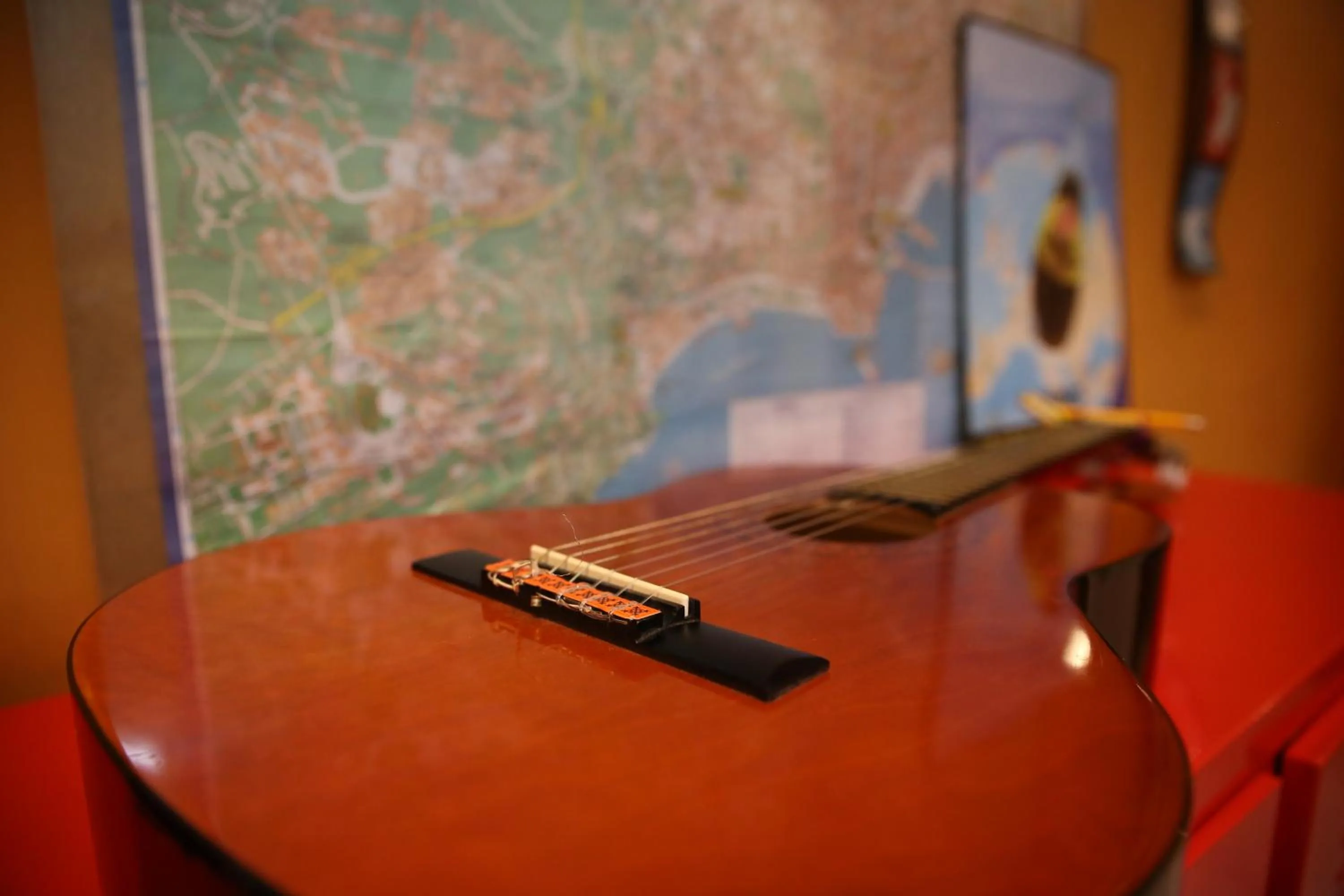 Communal lounge/ TV room in Naples Pizza Hostel