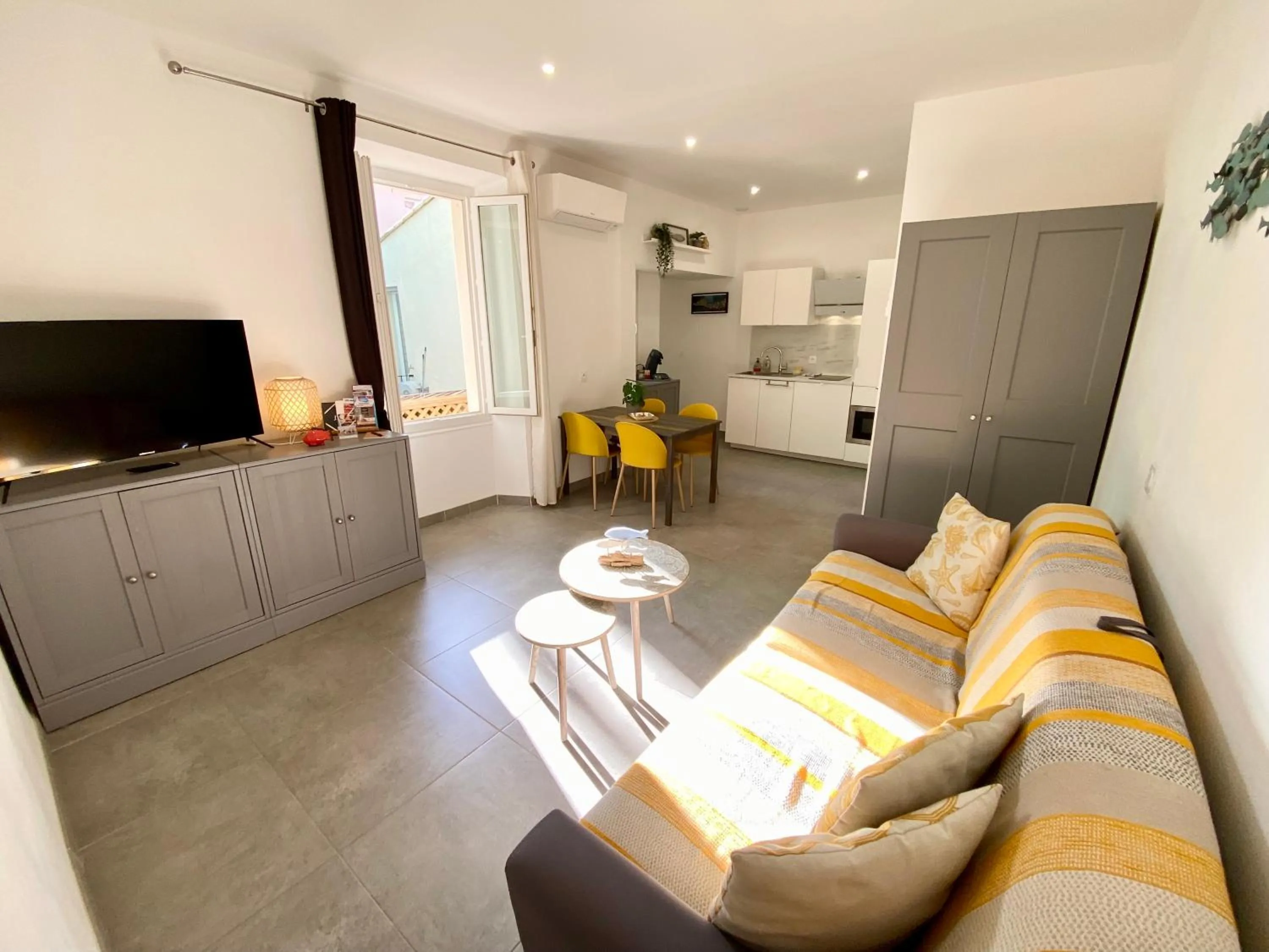 One-Bedroom Apartment with Balcony in Coeursanary d'Audrey
