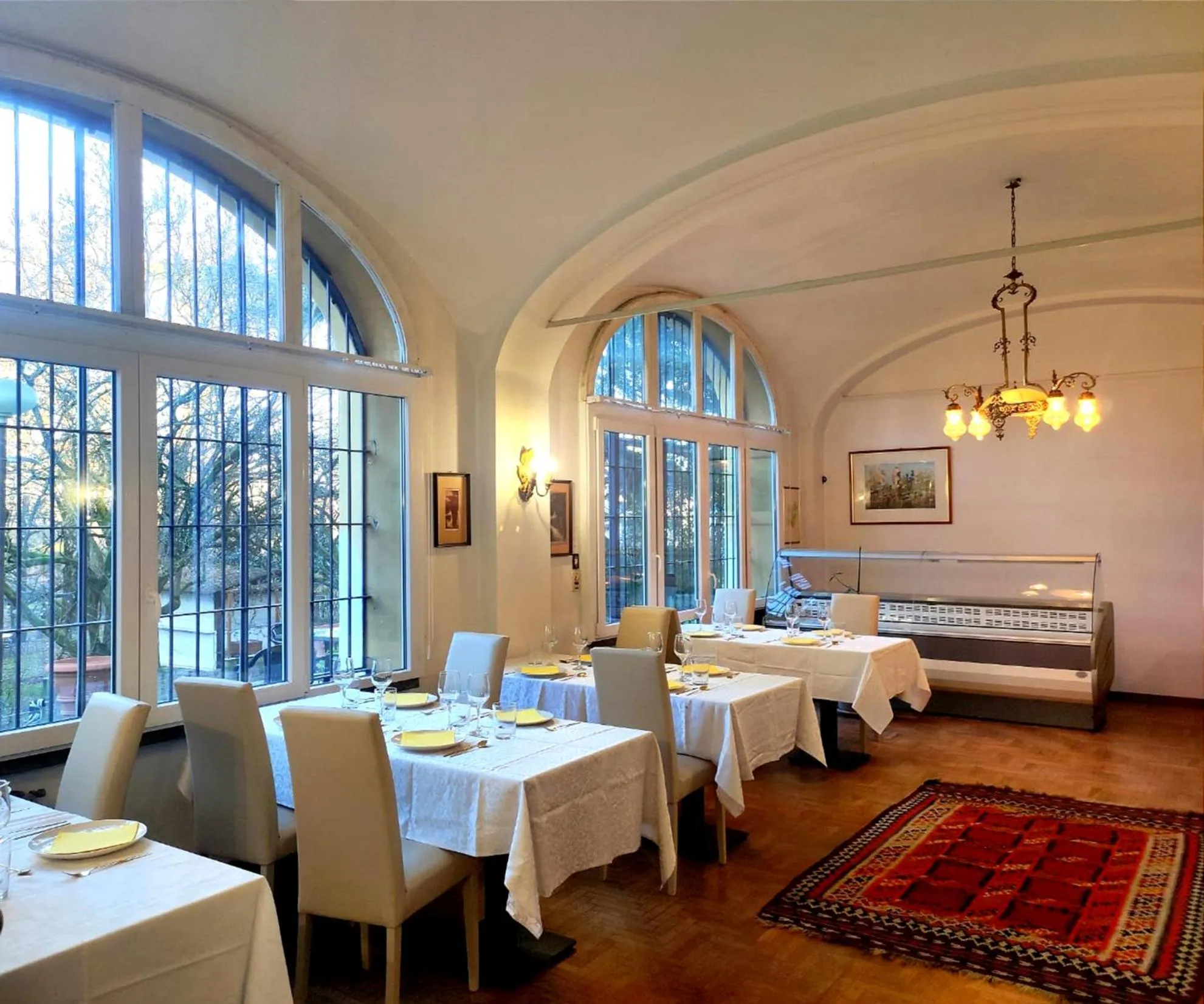 Restaurant/places to eat in Bresbot B&B