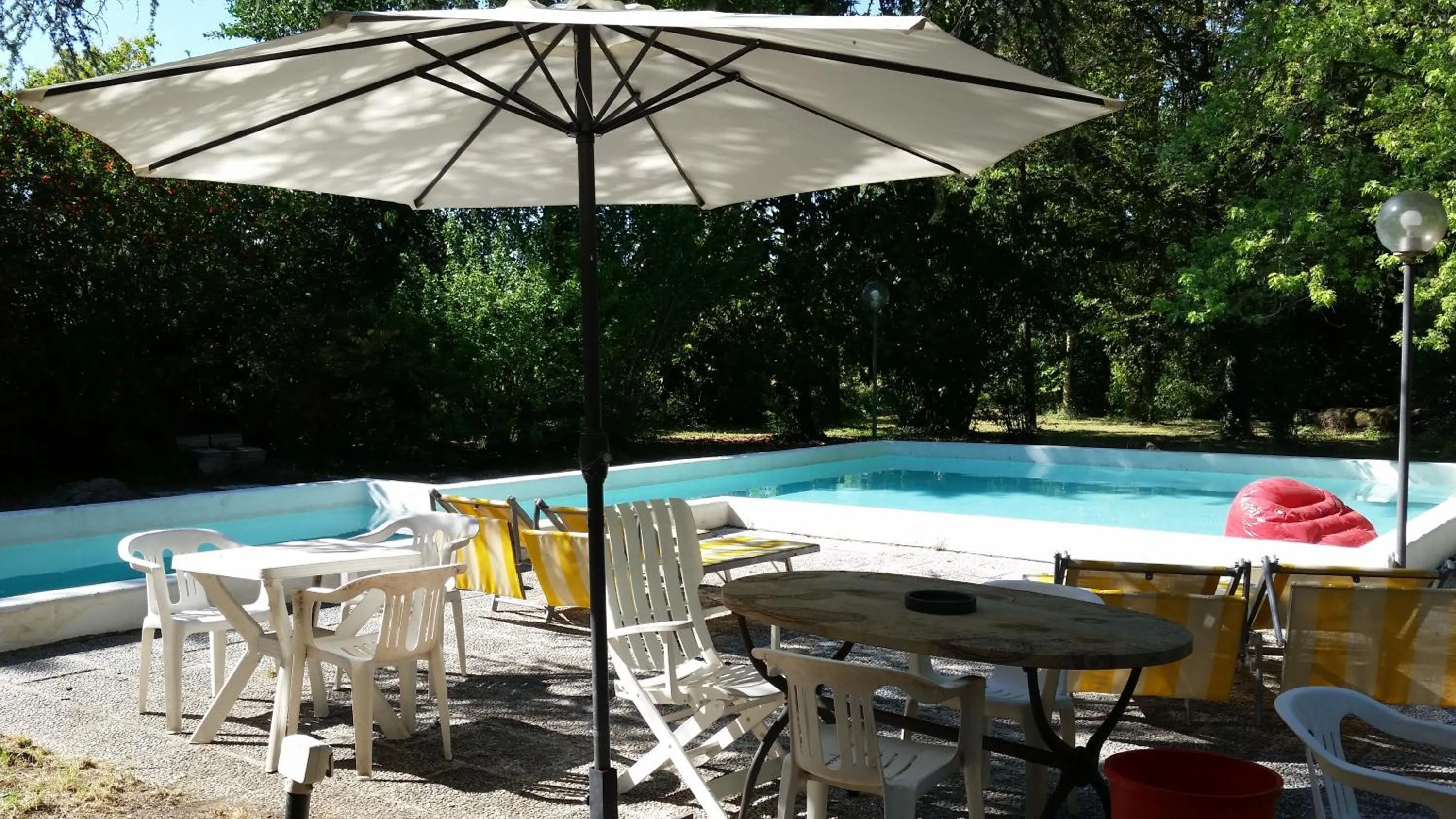 Swimming pool in Bresbot B&B