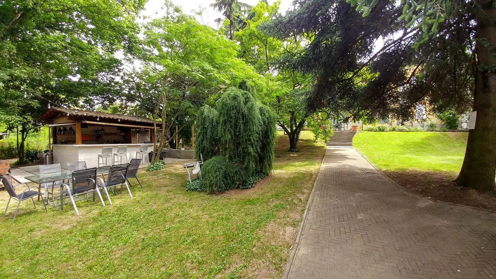 Garden in Bresbot B&B