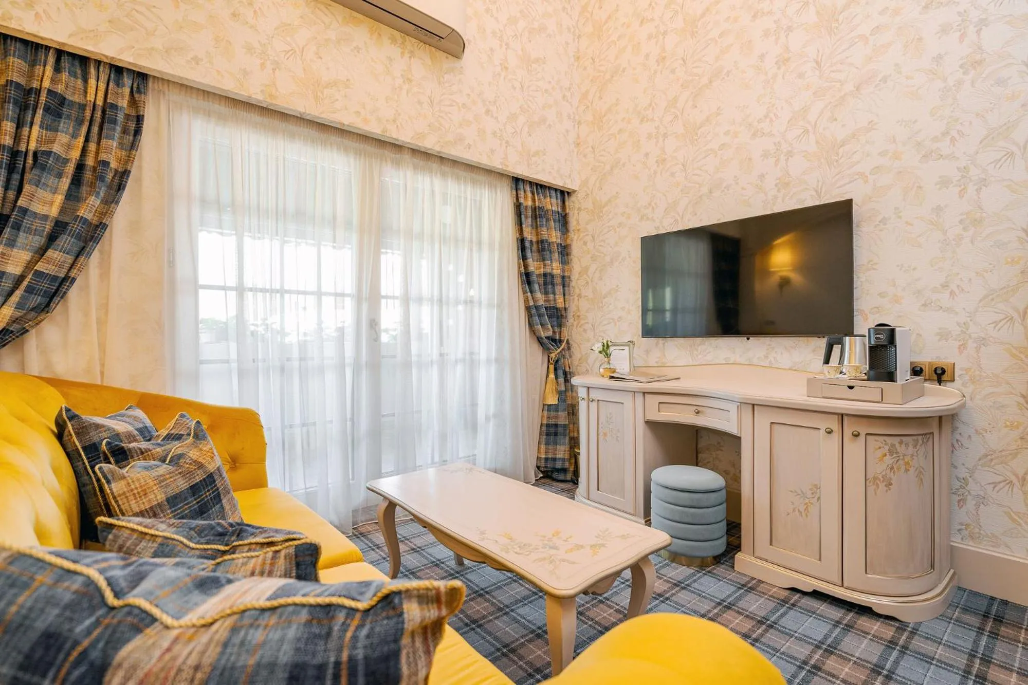 Living room, Bed in Casa Timiș - Wellness & Spa Resort