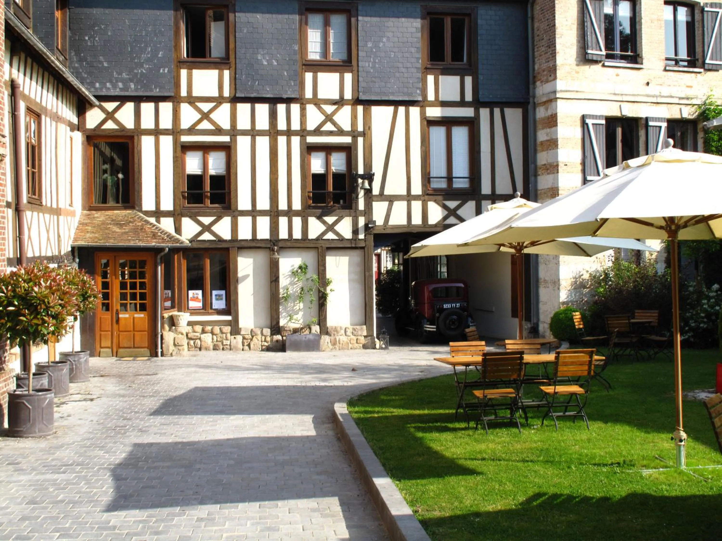 Facade/entrance in Hôtel La Licorne & Spa