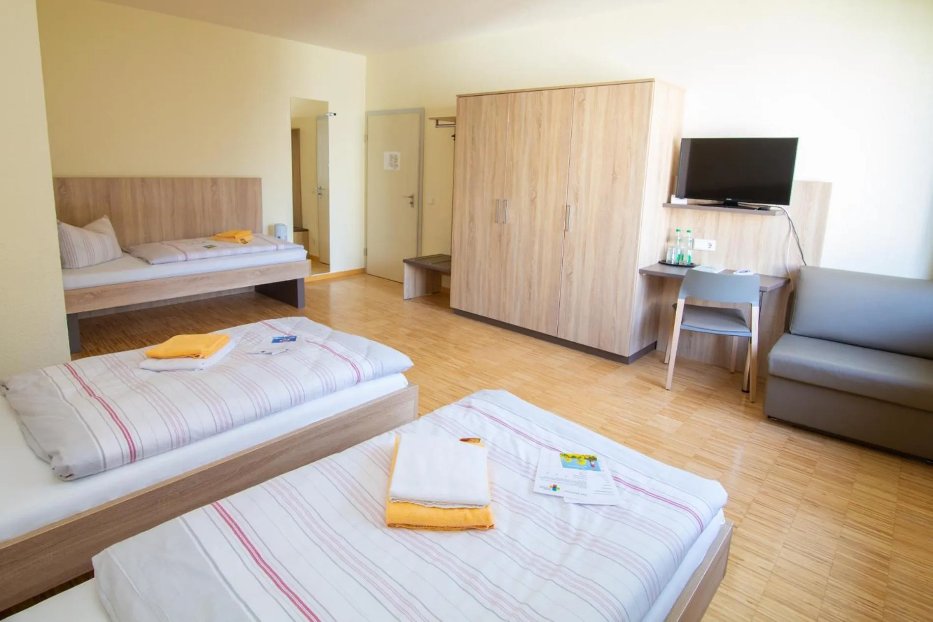 Photo of the whole room, Bed in Das Gästehaus Puschendorf