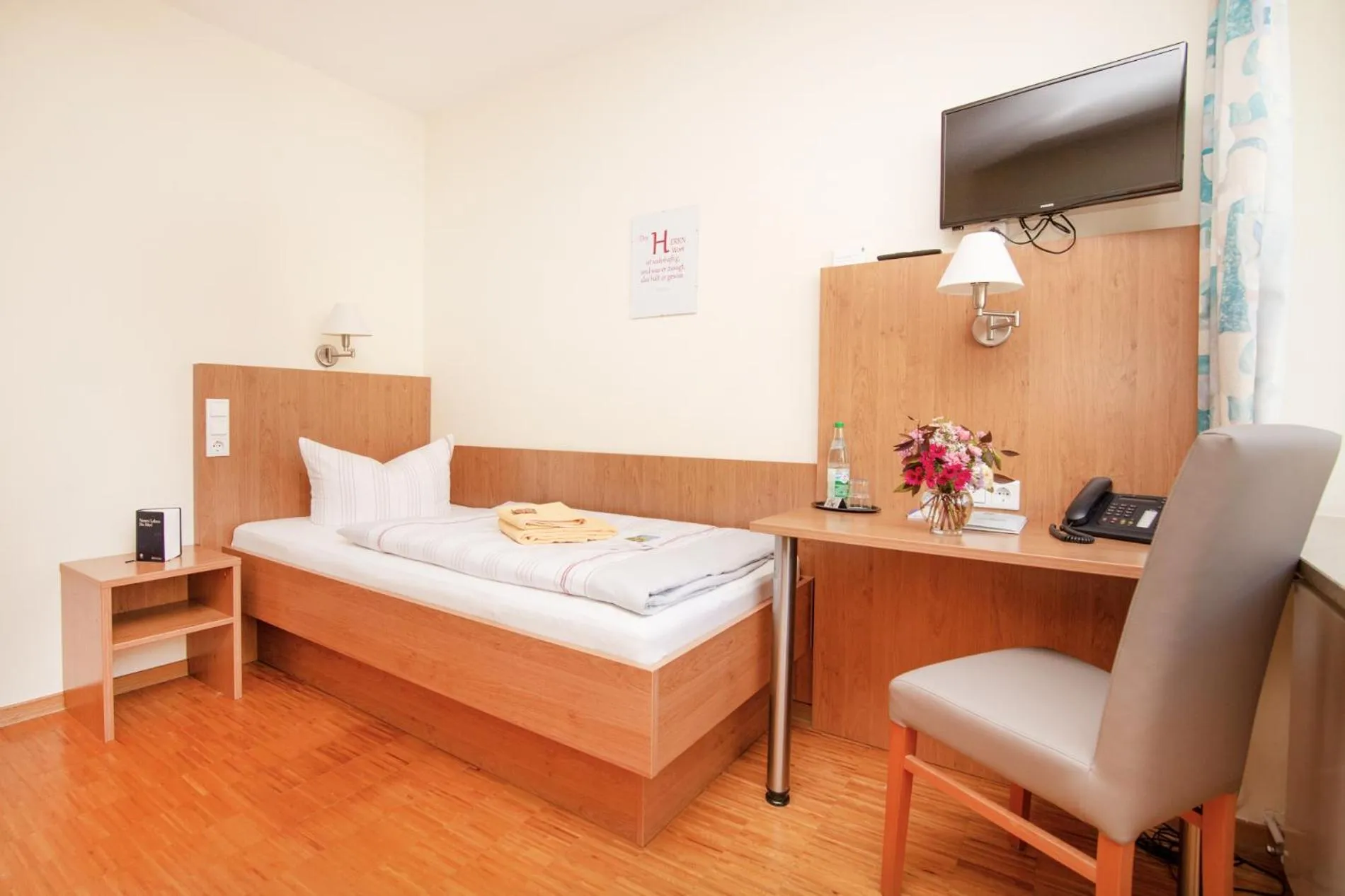 Photo of the whole room, Bed in Das Gästehaus Puschendorf