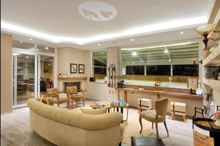 Communal lounge/ TV room in B. Equine Range Hotel