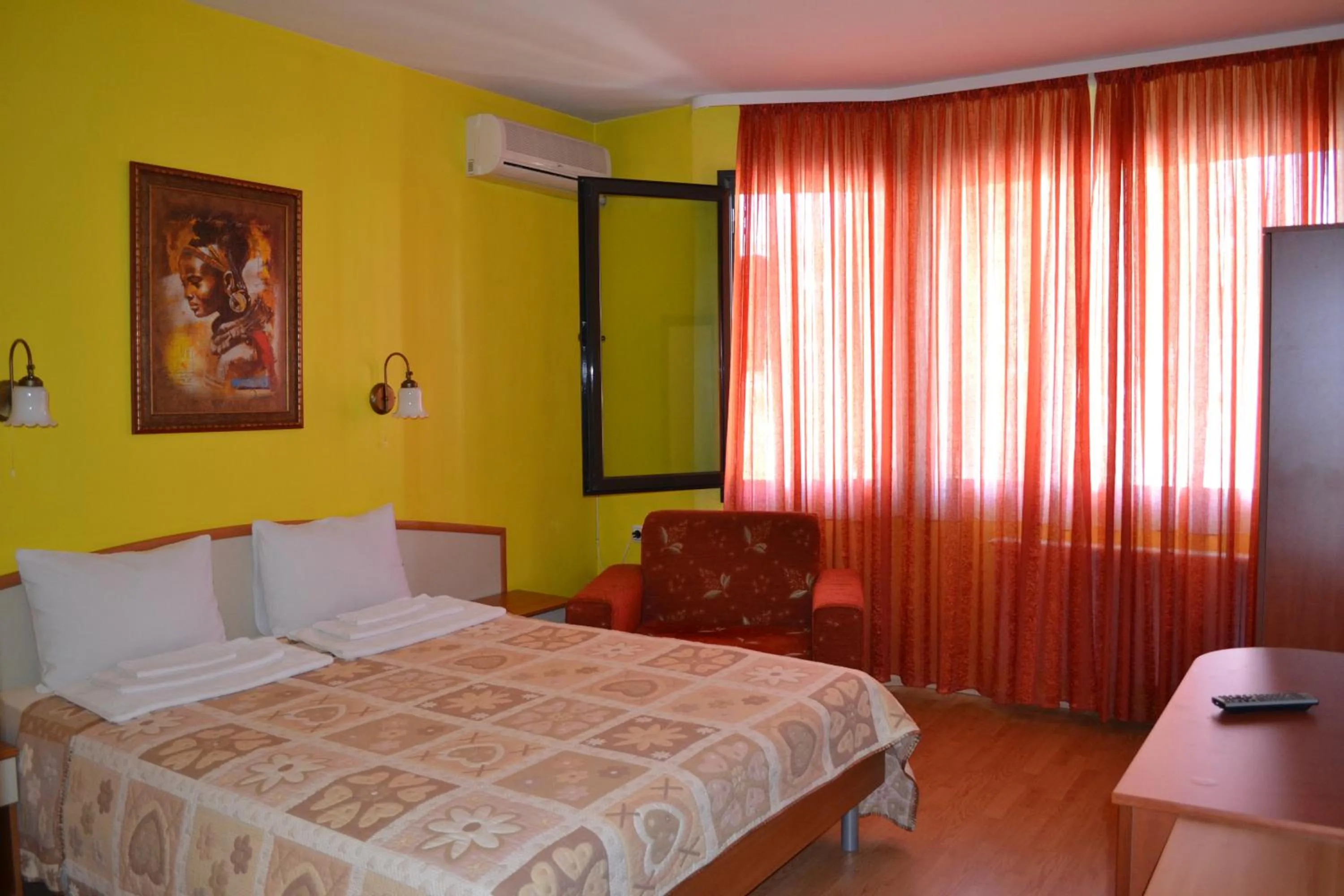 Photo of the whole room, Bed in Hotel Perla