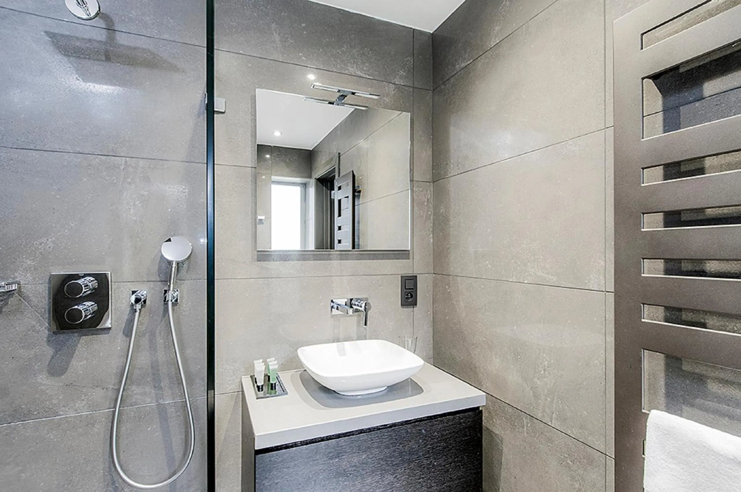 Shower in Hotel Agenda Louise