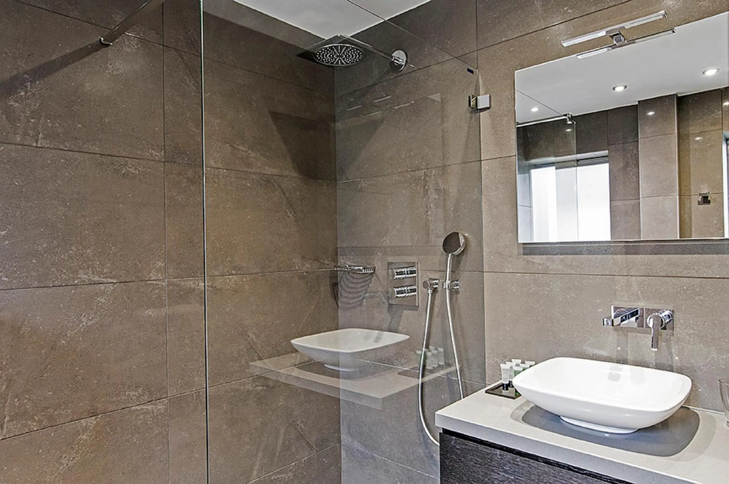 Shower in Hotel Agenda Louise