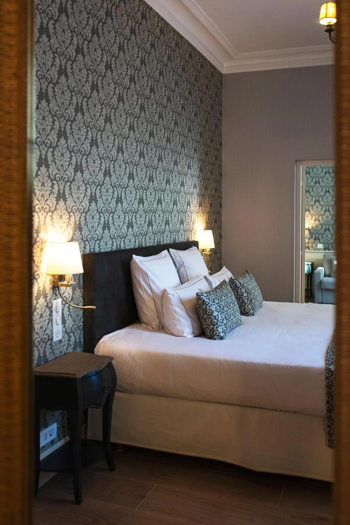 Bedroom, Bed in Hotel & Spa Le Grand Monarque, BW Premier Collection