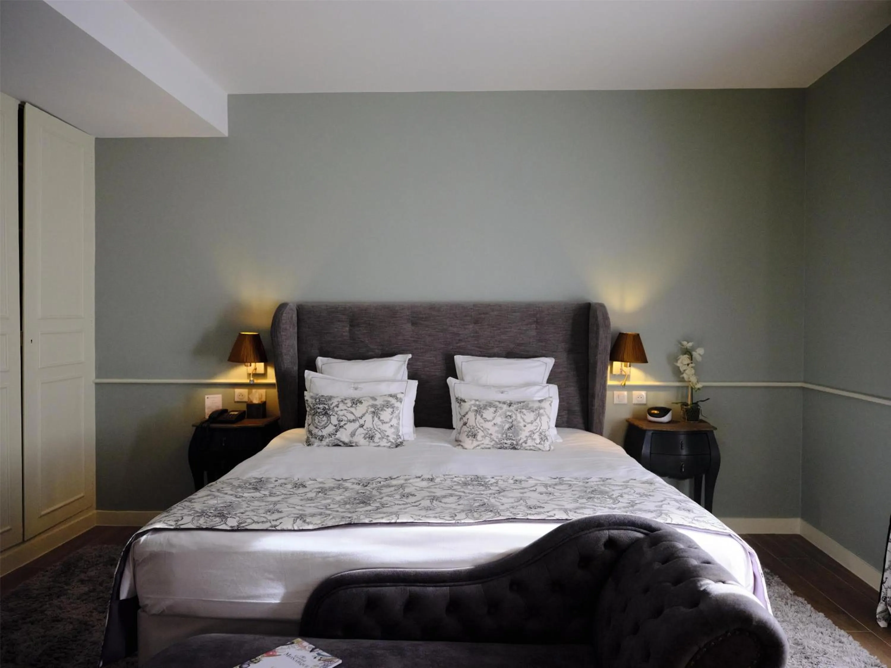 Bedroom, Bed in Hotel & Spa Le Grand Monarque, BW Premier Collection