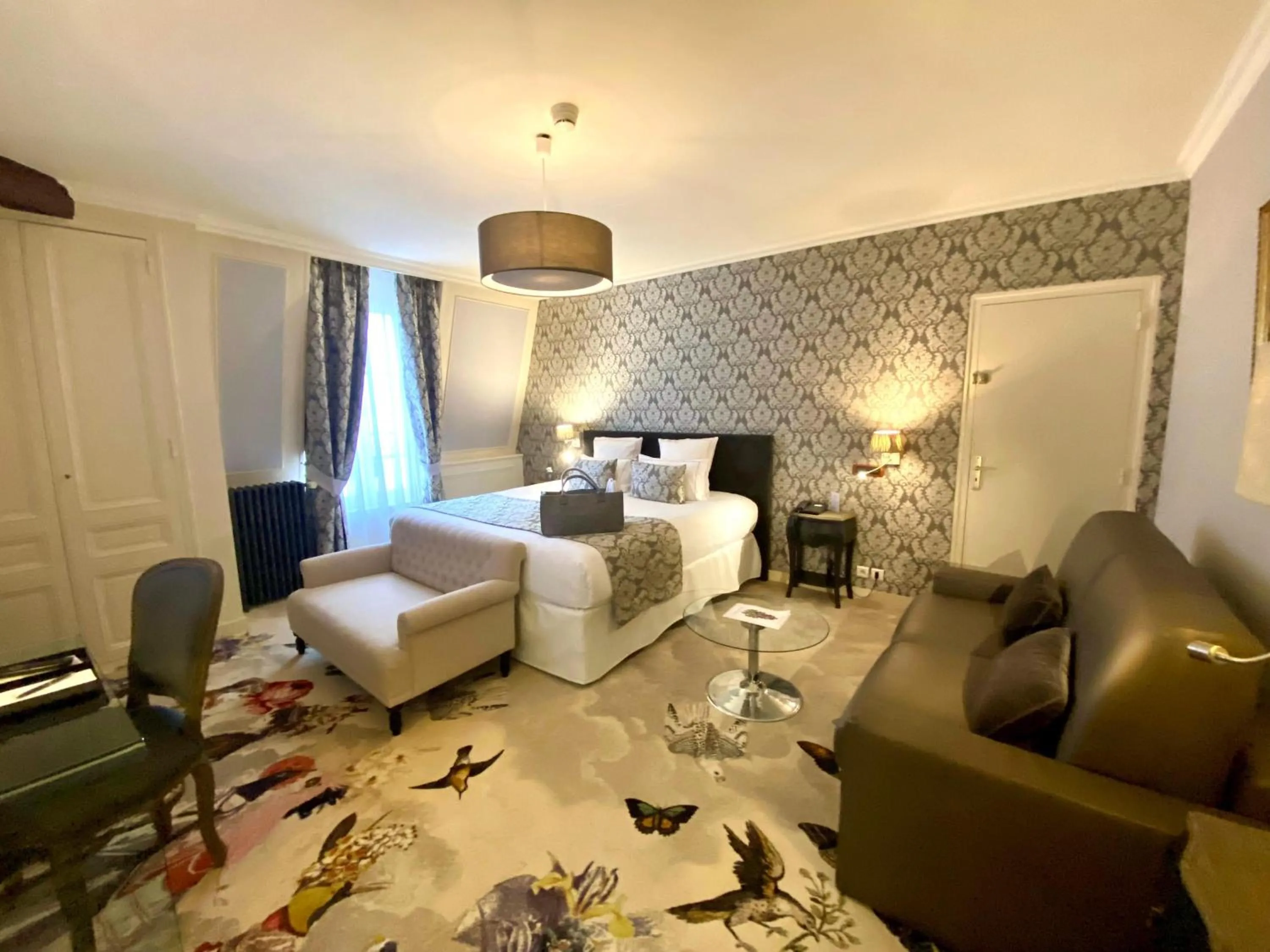 Bedroom, Bed in Hotel & Spa Le Grand Monarque, BW Premier Collection