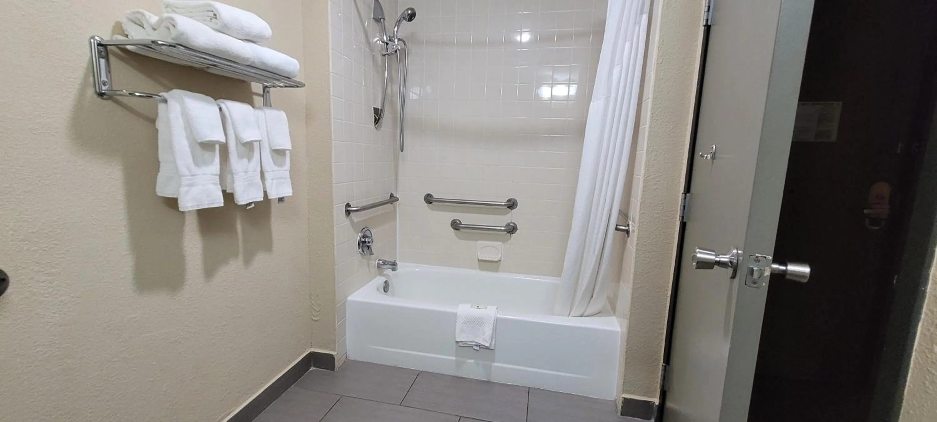 Bathroom in Quality Inn & Suites Columbia I-70