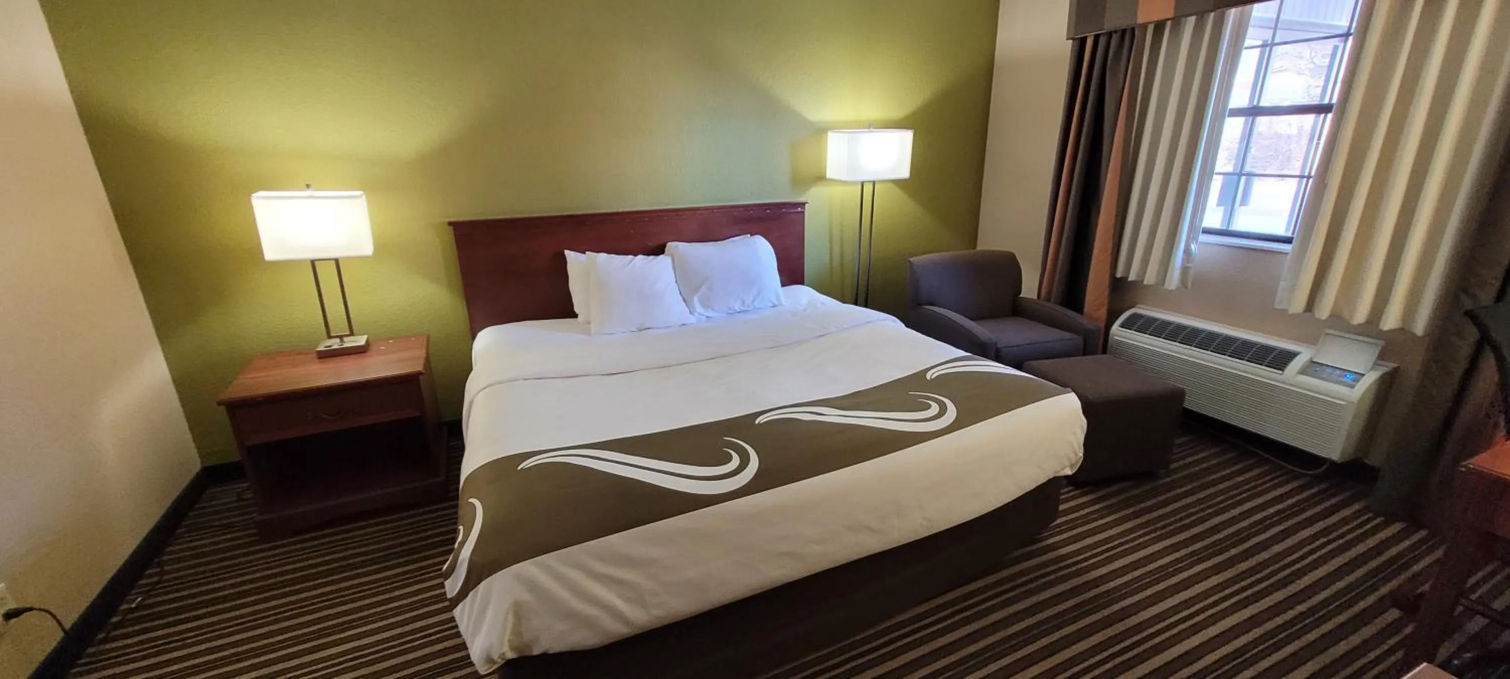 Bed in Quality Inn & Suites Columbia I-70