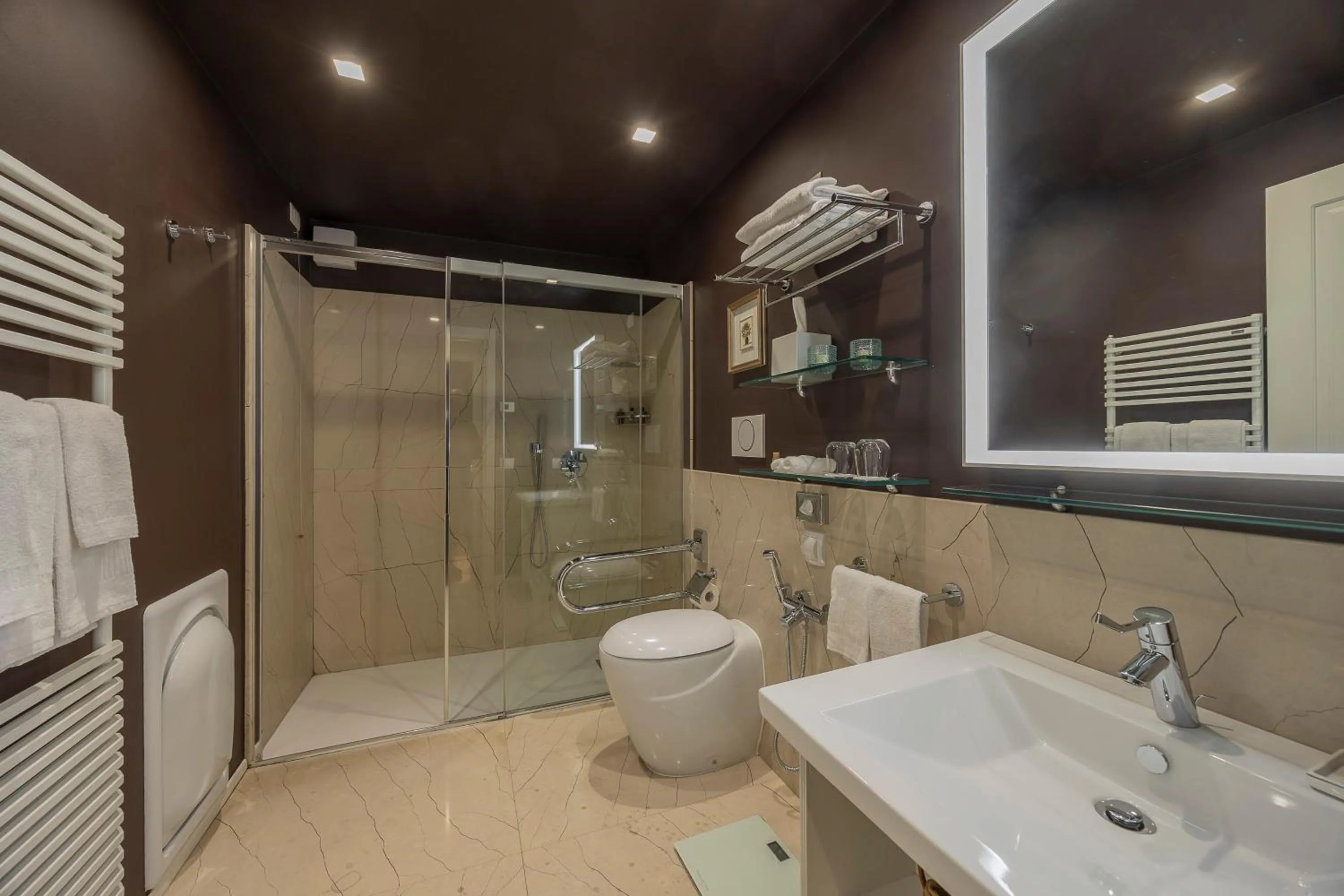 Shower in Palazzo Monga Boutique Guesthouse