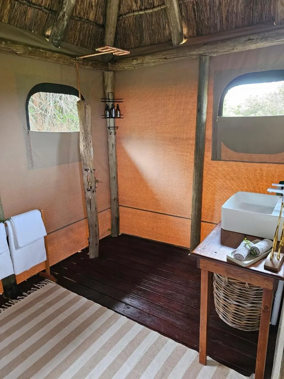 Bathroom, Bed in Addo Elephant Safari Lodge - Bellevue Forest Reserve