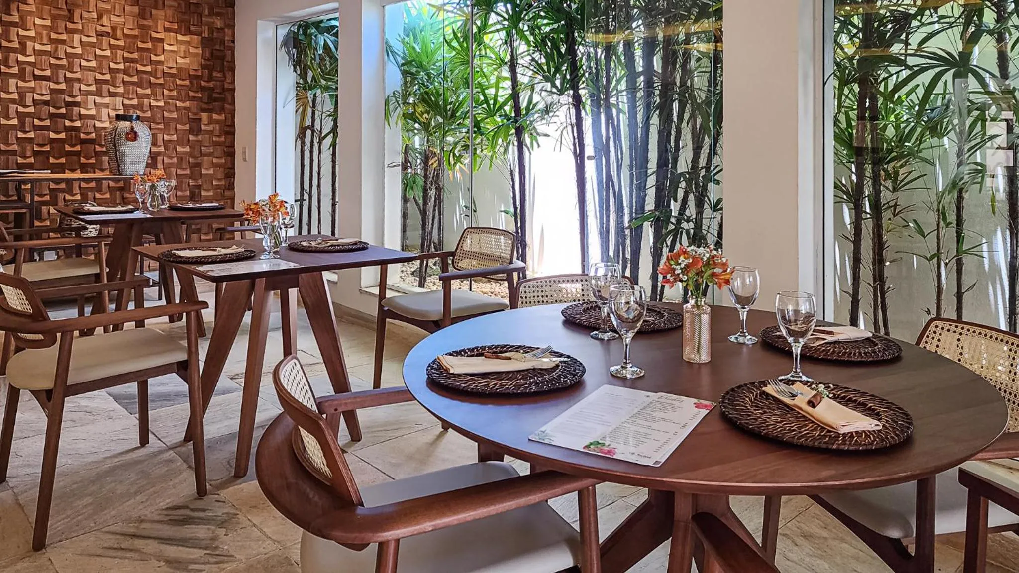 Restaurant/places to eat in Villa Raphael