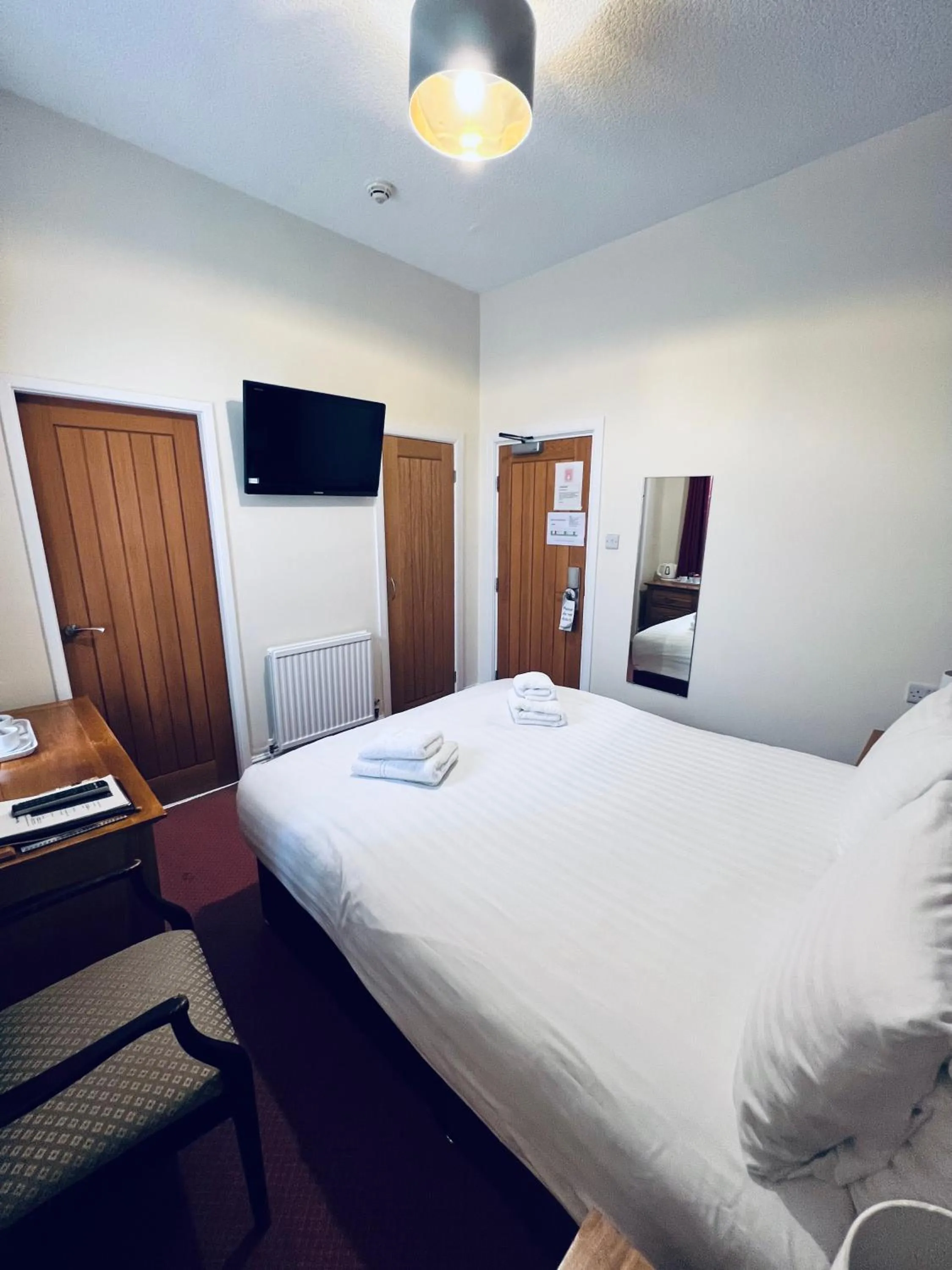 Communal lounge/ TV room, Bed in Merrion Hotel