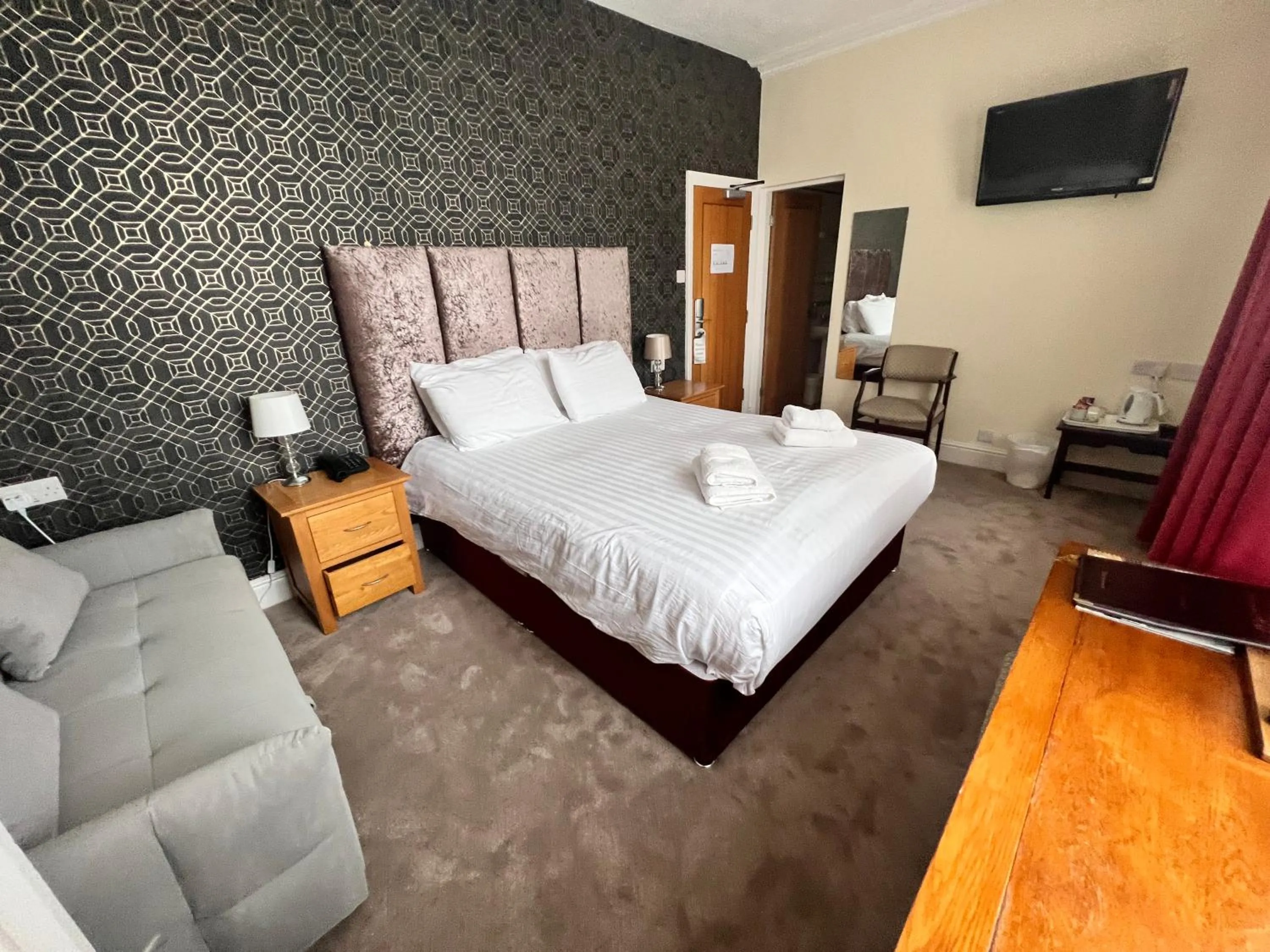 Bathroom, Bed in Merrion Hotel