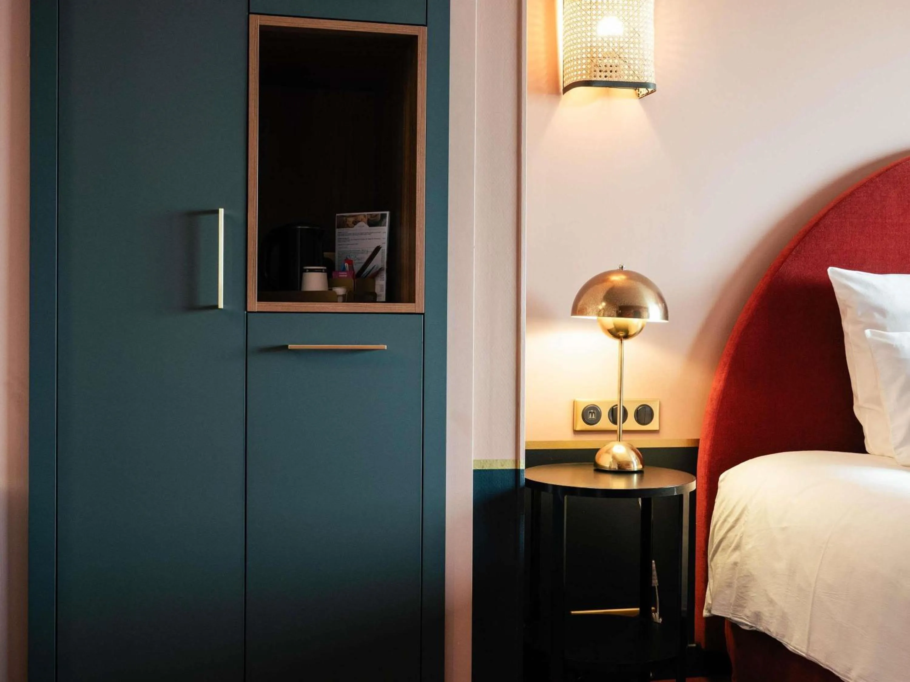 Bedroom, Bed in Hotel Mercure Roscoff Bord De Mer