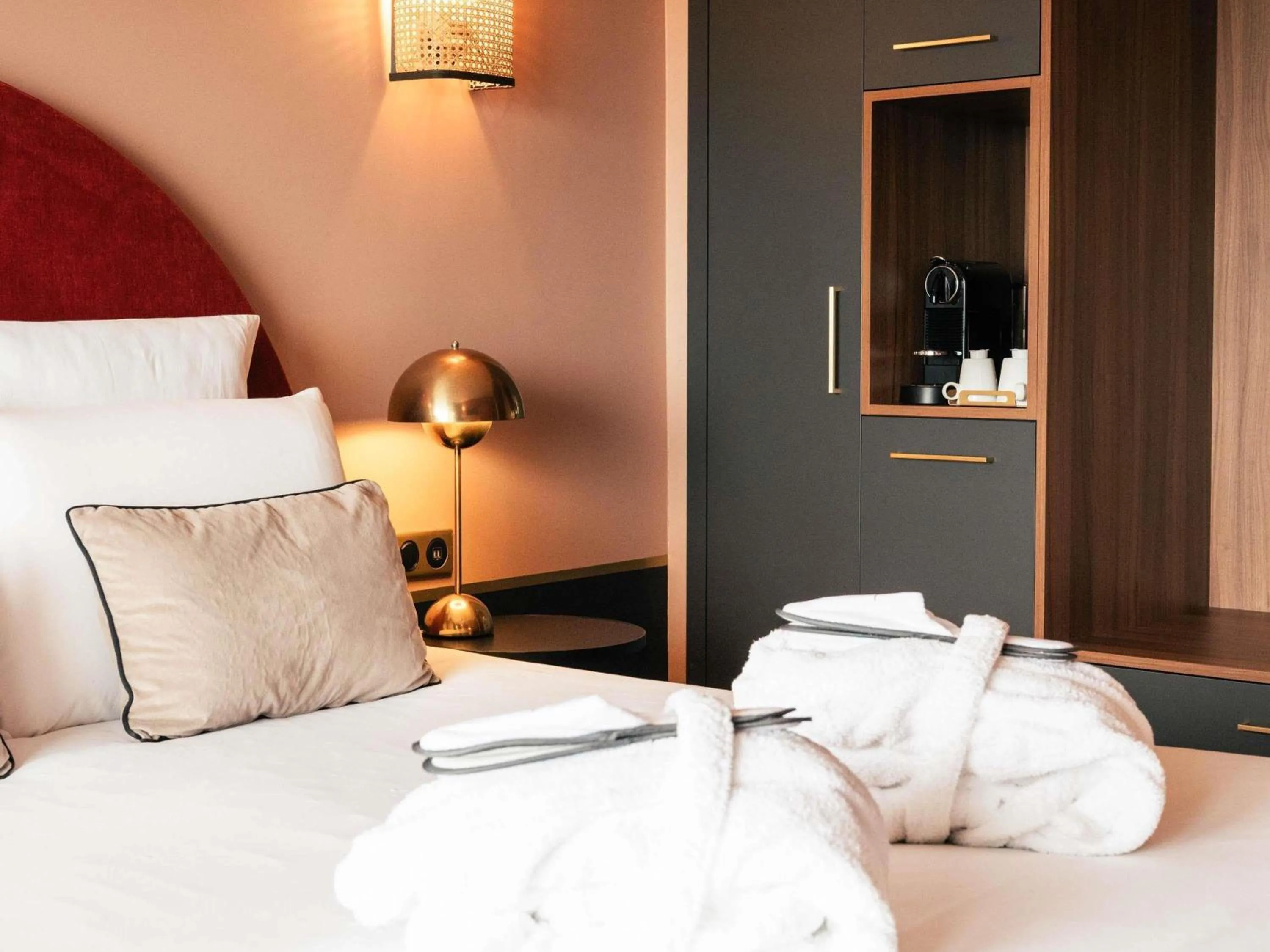 Bedroom, Bed in Hotel Mercure Roscoff Bord De Mer