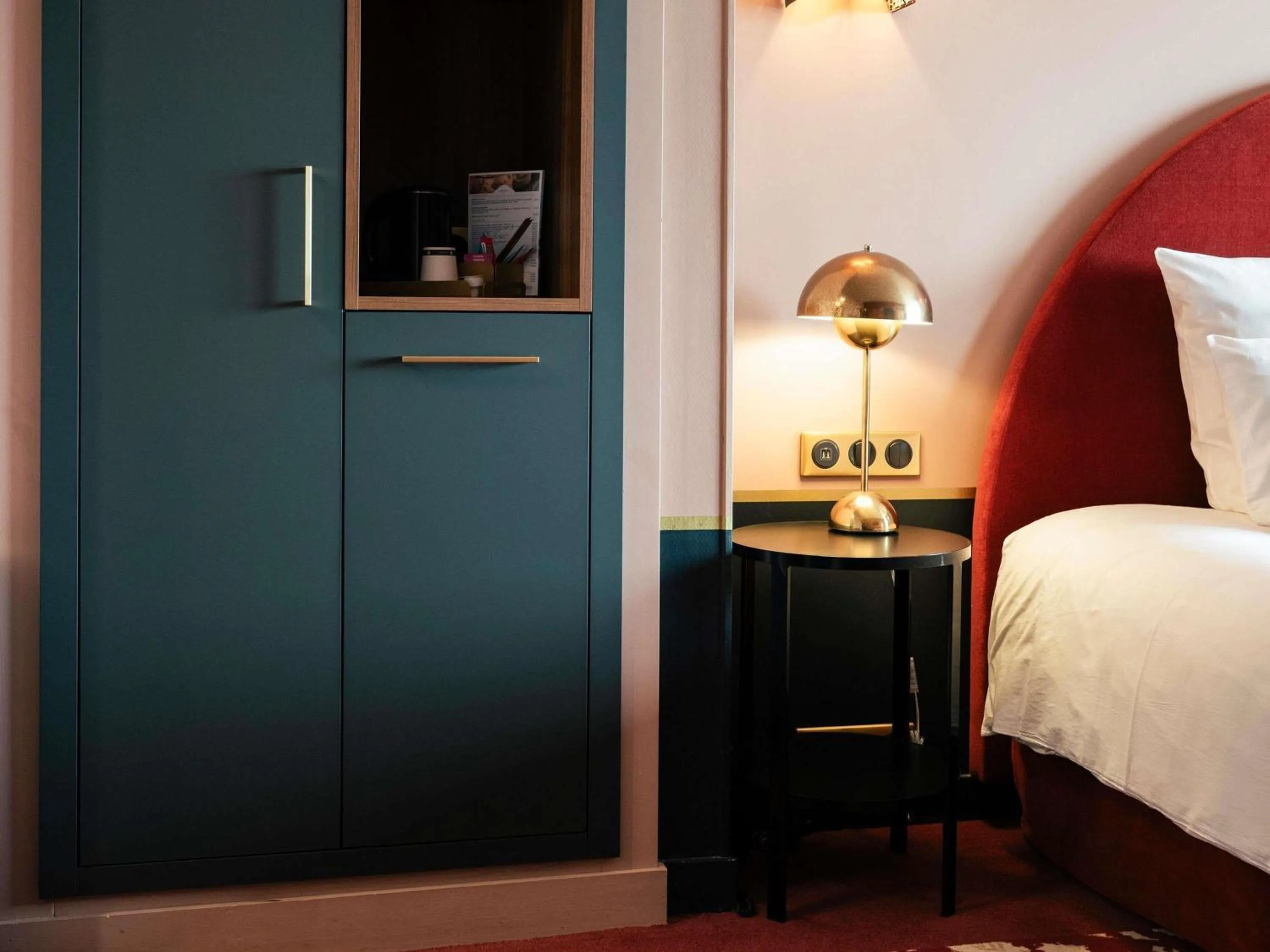 Bedroom, Bed in Hotel Mercure Roscoff Bord De Mer