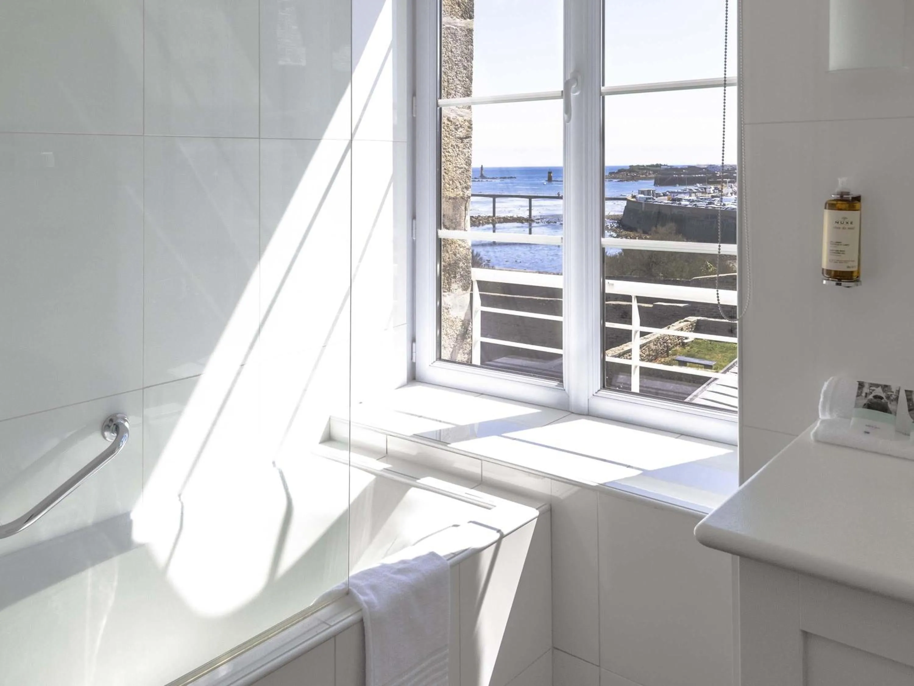 Bedroom in Hotel Mercure Roscoff Bord De Mer