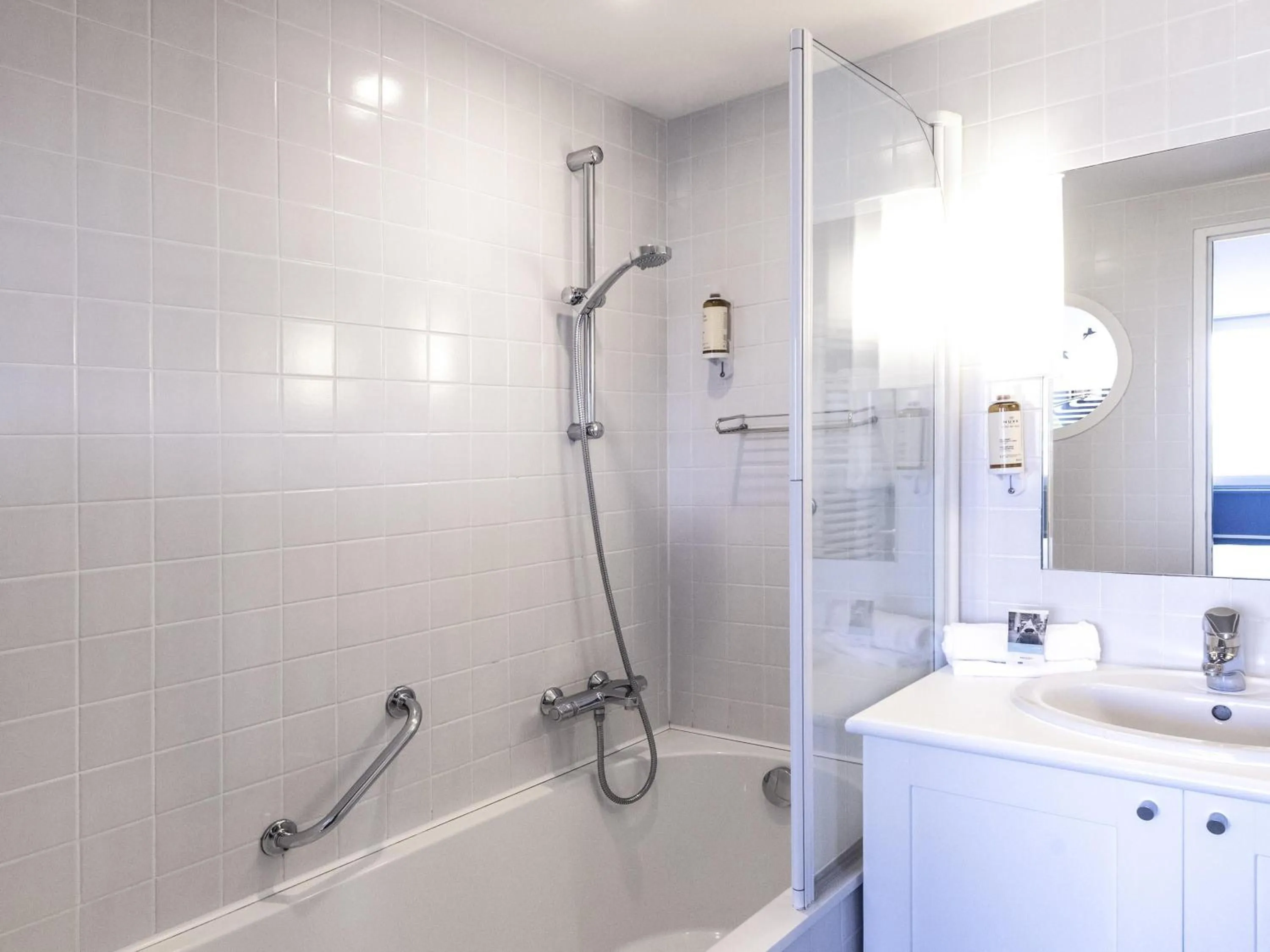 Bedroom in Hotel Mercure Roscoff Bord De Mer