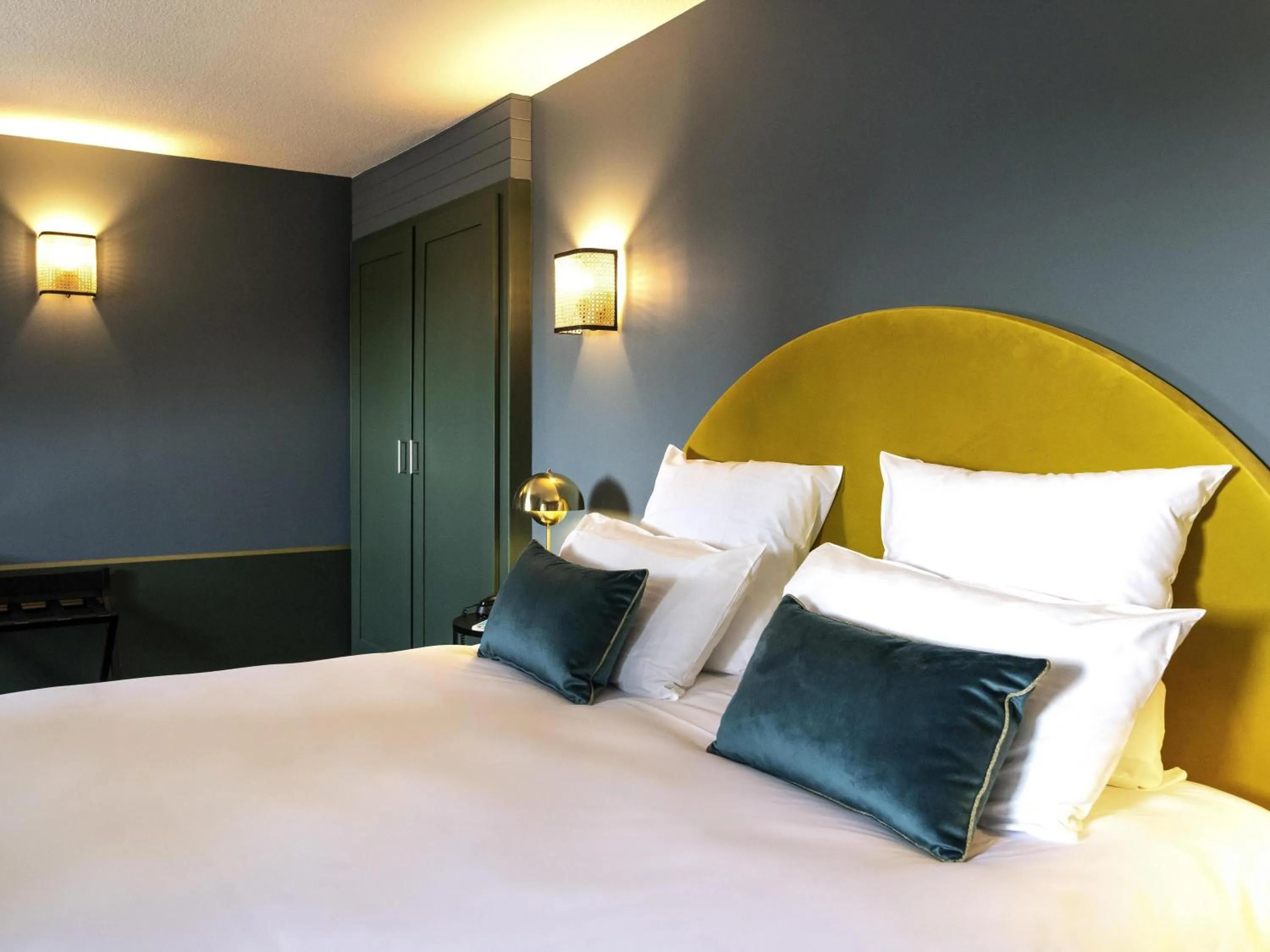 Bedroom, Bed in Hotel Mercure Roscoff Bord De Mer