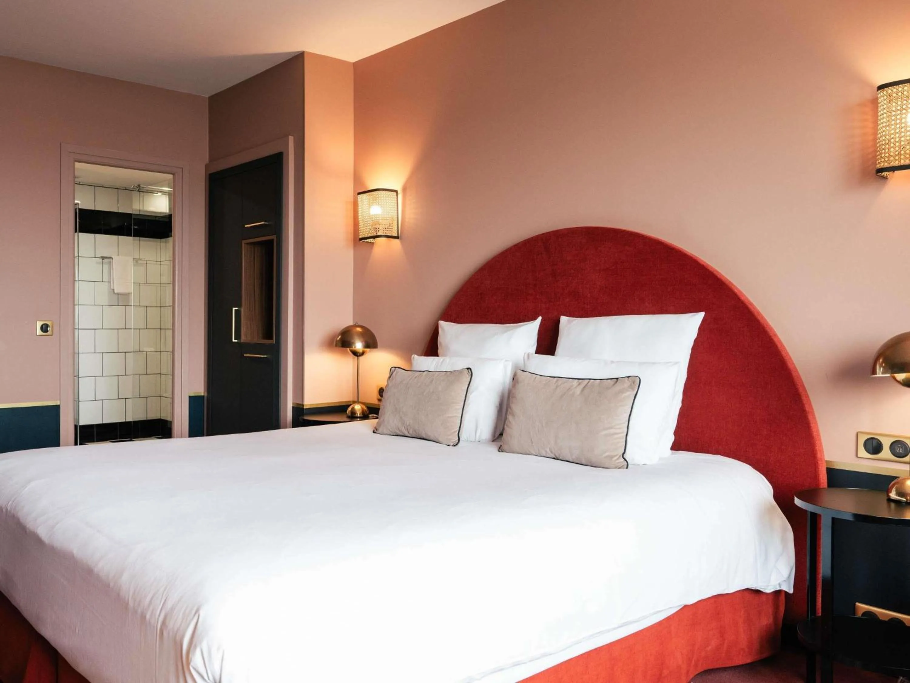 Bedroom, Bed in Hotel Mercure Roscoff Bord De Mer