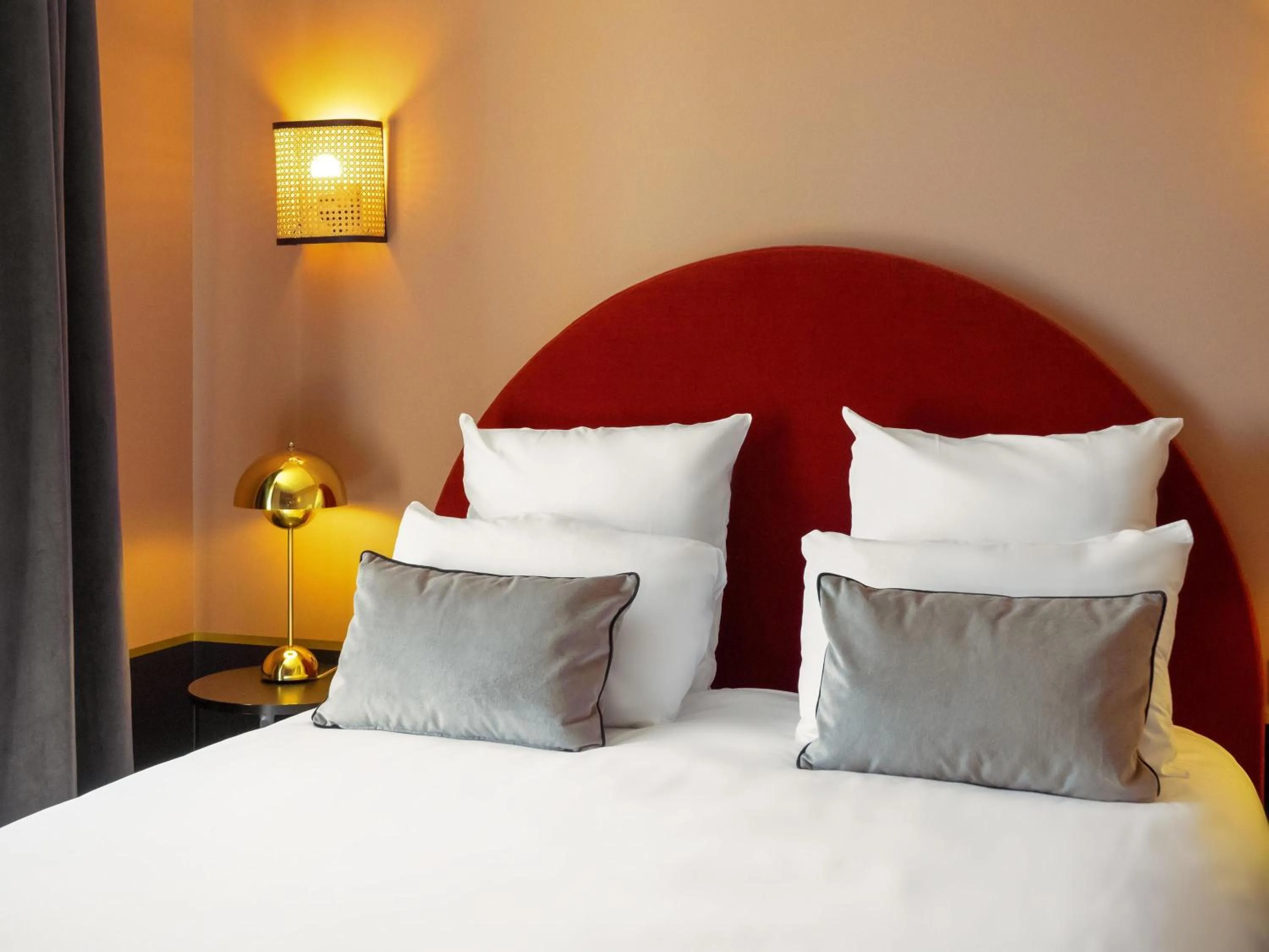 Bedroom, Bed in Hotel Mercure Roscoff Bord De Mer