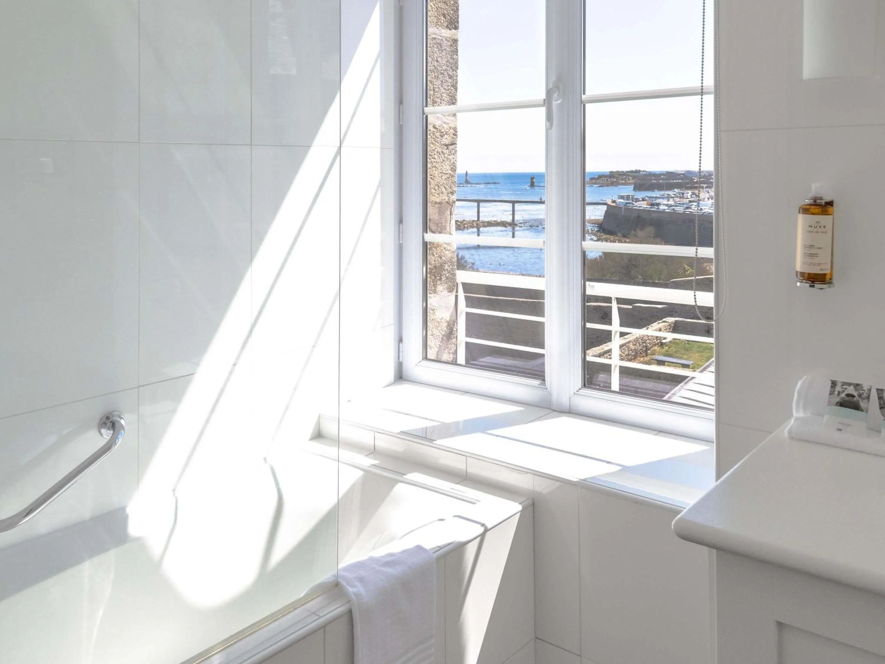 Bedroom in Hotel Mercure Roscoff Bord De Mer