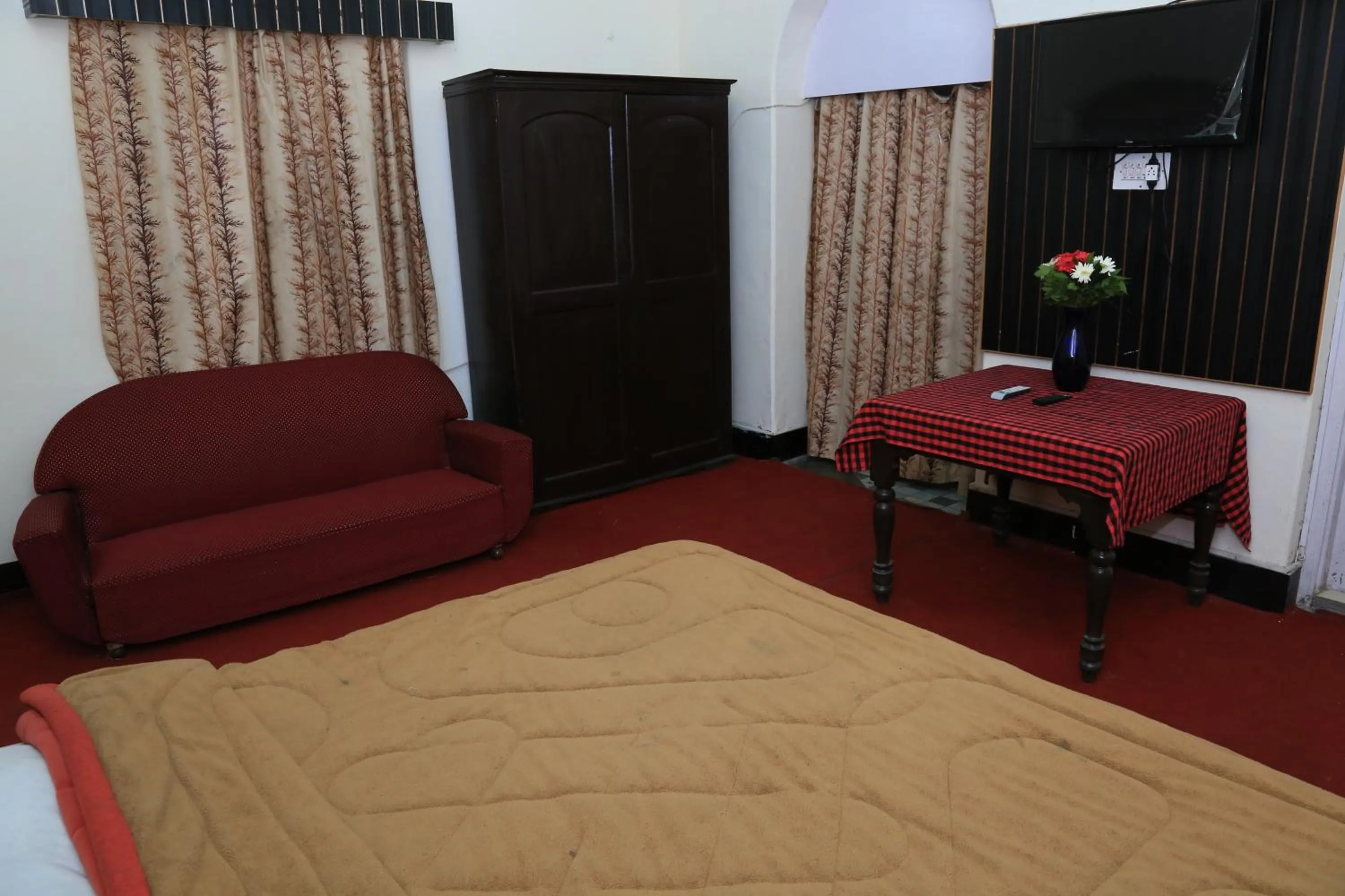 Living room, Bed in Prince Hotel Mallroad