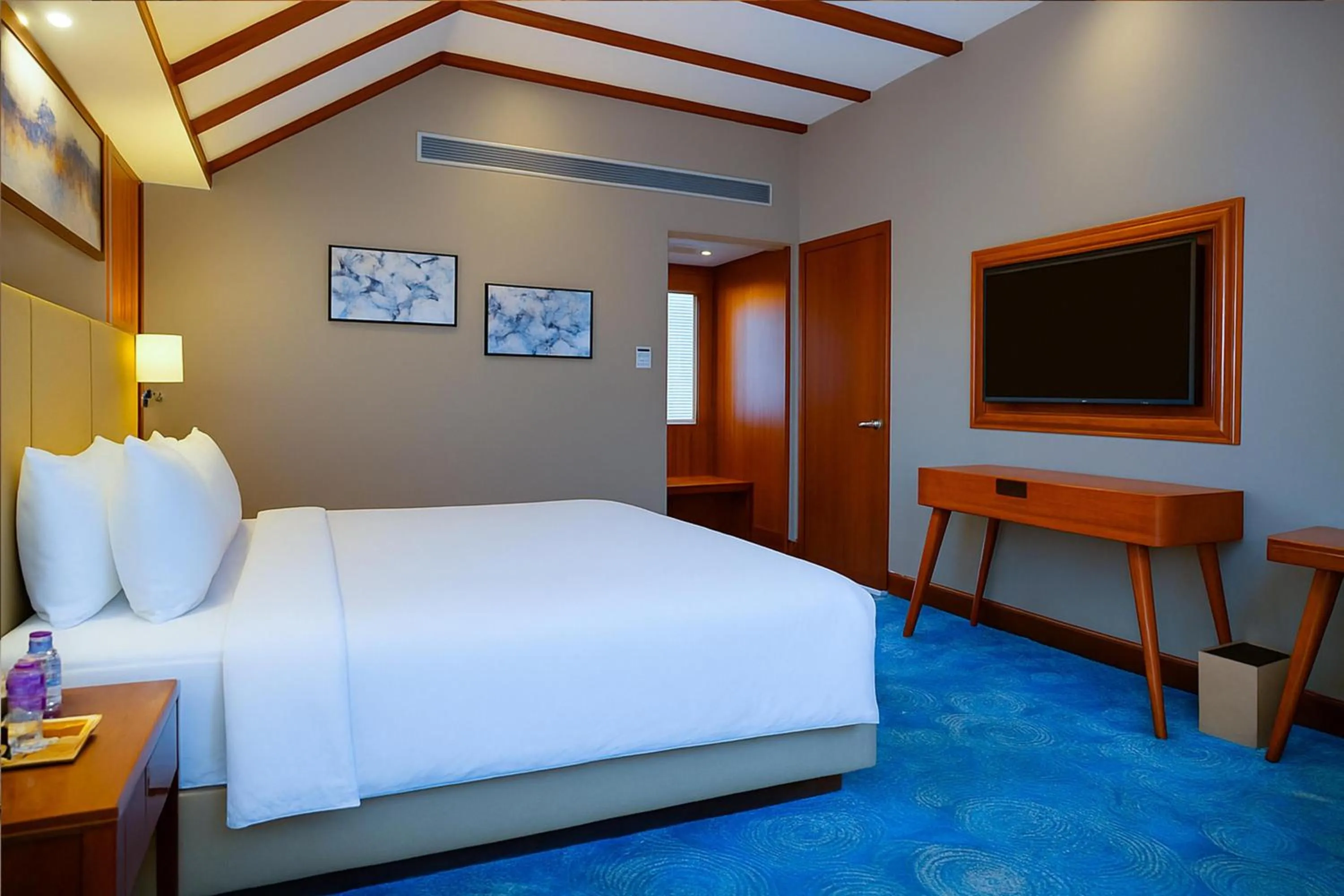 Bedroom, Bed in Radisson Blu Resort Dharamshala