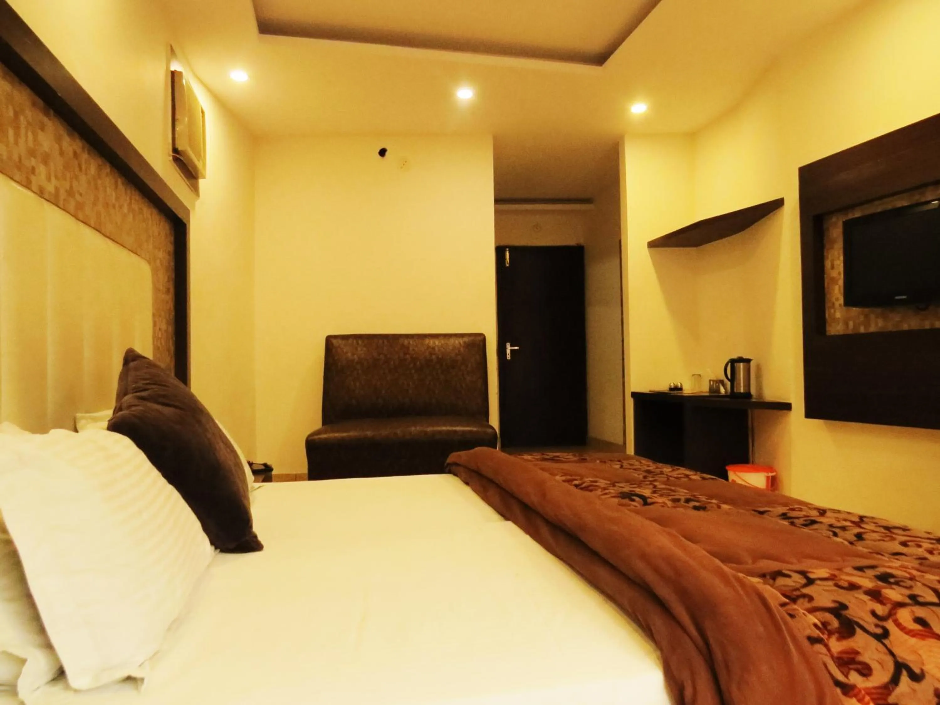 Photo of the whole room, Bed in Hotel Amar Palace